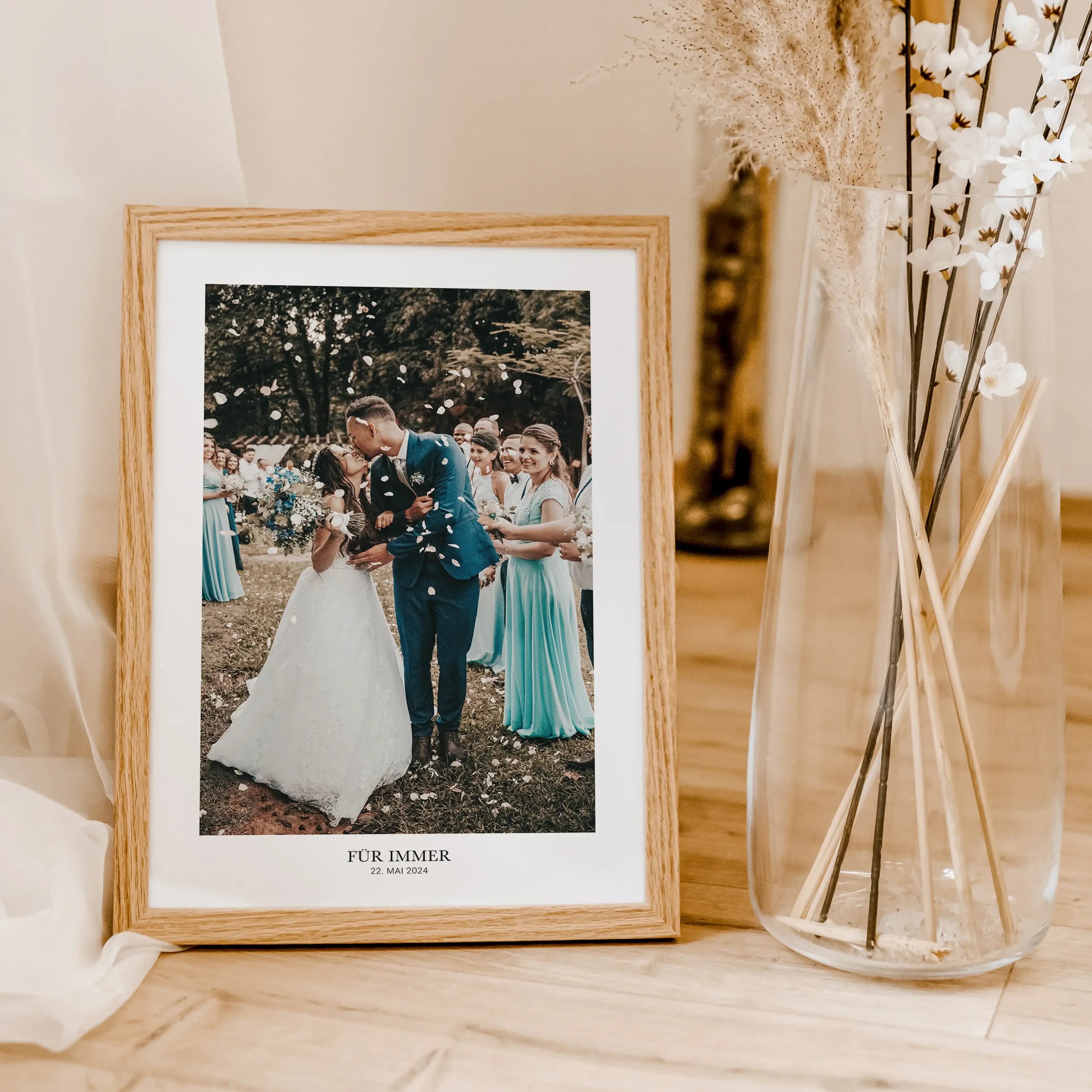 Foto Poster One - Personalisiertes Poster - famprints - Entdecke das Foto Poster One – dein persönliches Highlight für Zuhause oder als einzigartiges Geschenk! Gestalte dein Poster ganz individuell mit deinem Lieblingsfoto und verleihe deinen Wänden eine