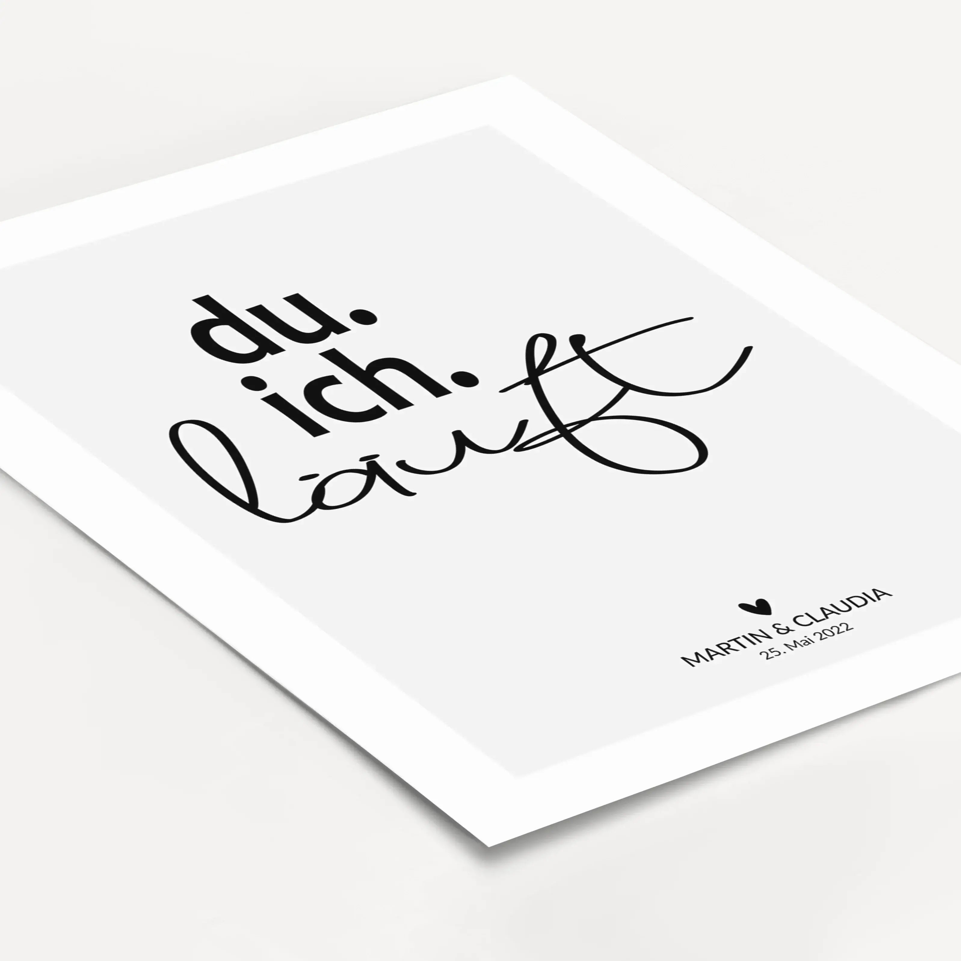 Poster 'du ich läuft'-famprints-Personalisiertes Poster-Auf dem Poster 'du ich läuft' findest du die Botschaft, das zwei Menschen zusammengehören. Das Du, ich, läuft Poster steht für Harmonie, Akzeptanz, Liebe und Lebenslust. Das Pärchen Poster kannst du