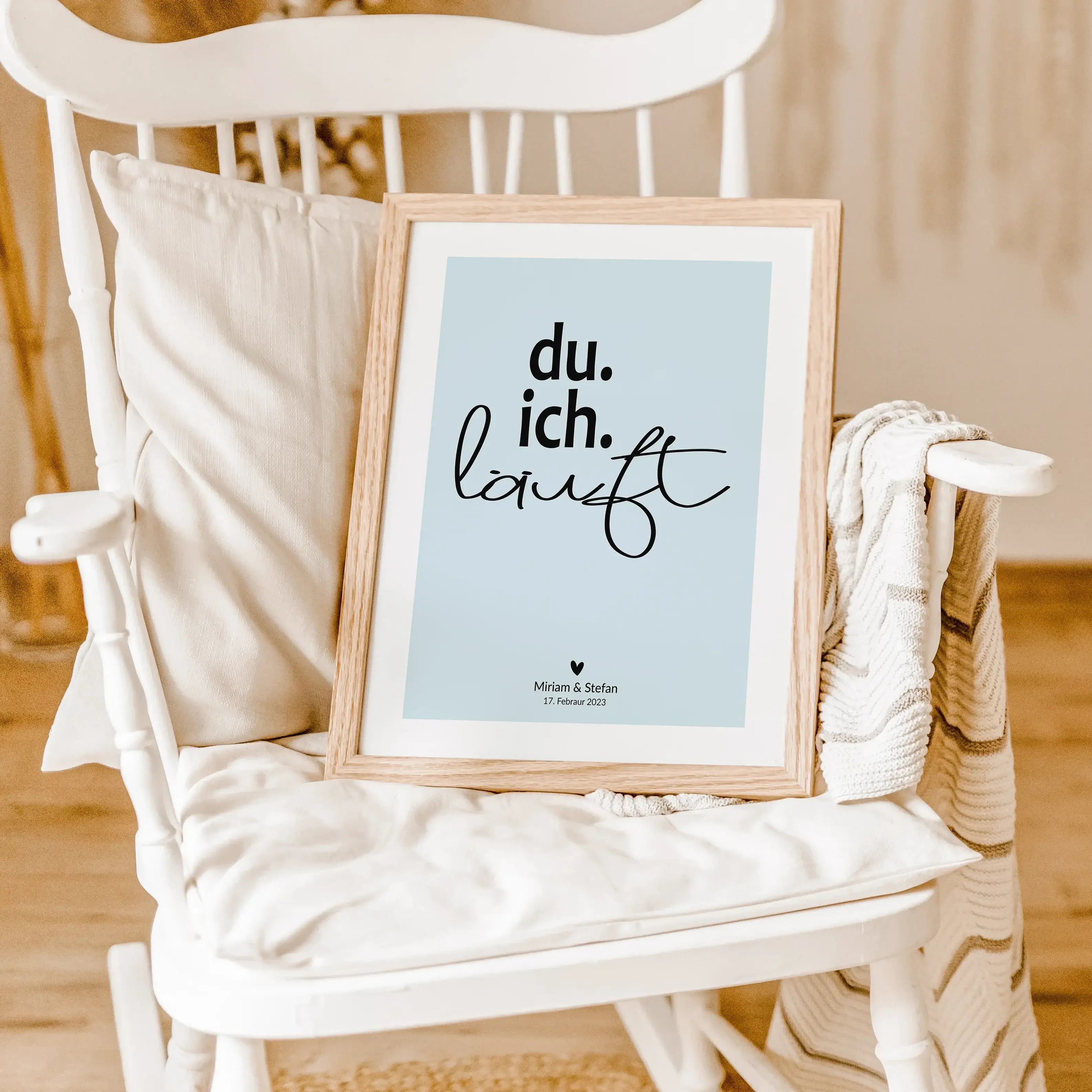 Poster 'du ich läuft'-famprints-Personalisiertes Poster-Auf dem Poster 'du ich läuft' findest du die Botschaft, das zwei Menschen zusammengehören. Das Du, ich, läuft Poster steht für Harmonie, Akzeptanz, Liebe und Lebenslust. Das Pärchen Poster kannst du