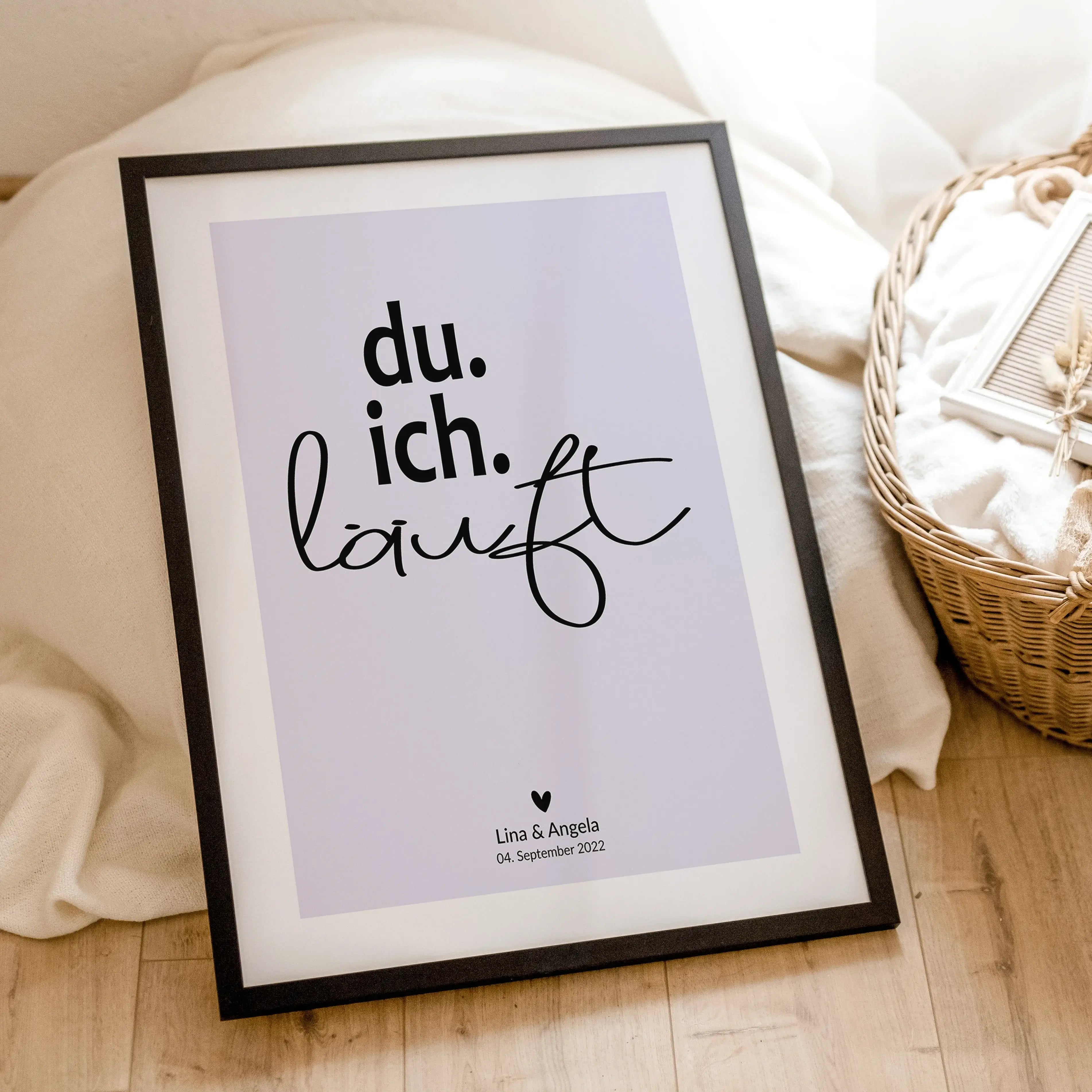 Poster 'du ich läuft'-famprints-Personalisiertes Poster-Auf dem Poster 'du ich läuft' findest du die Botschaft, das zwei Menschen zusammengehören. Das Du, ich, läuft Poster steht für Harmonie, Akzeptanz, Liebe und Lebenslust. Das Pärchen Poster kannst du