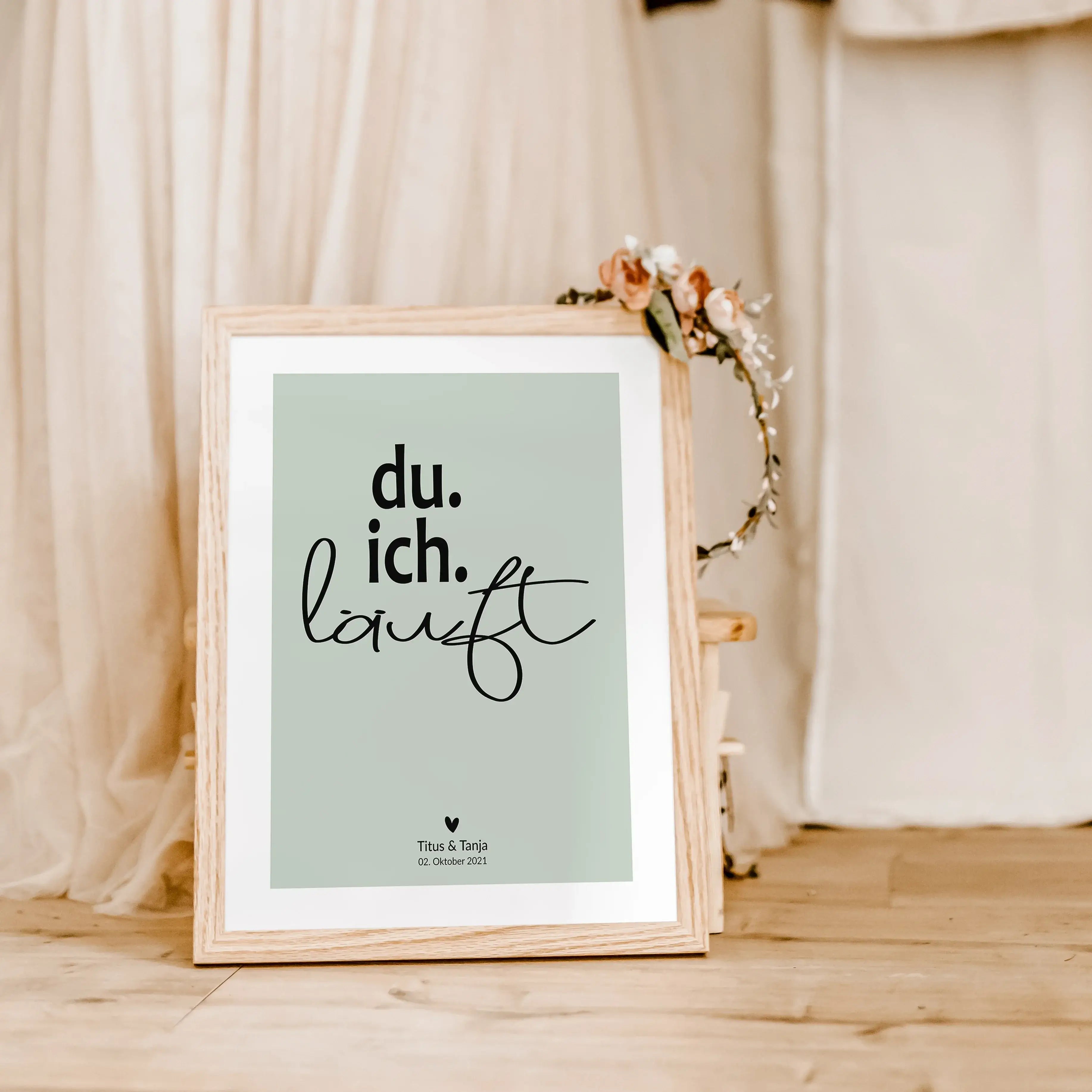 Poster 'du ich läuft'-famprints-Personalisiertes Poster-Auf dem Poster 'du ich läuft' findest du die Botschaft, das zwei Menschen zusammengehören. Das Du, ich, läuft Poster steht für Harmonie, Akzeptanz, Liebe und Lebenslust. Das Pärchen Poster kannst du