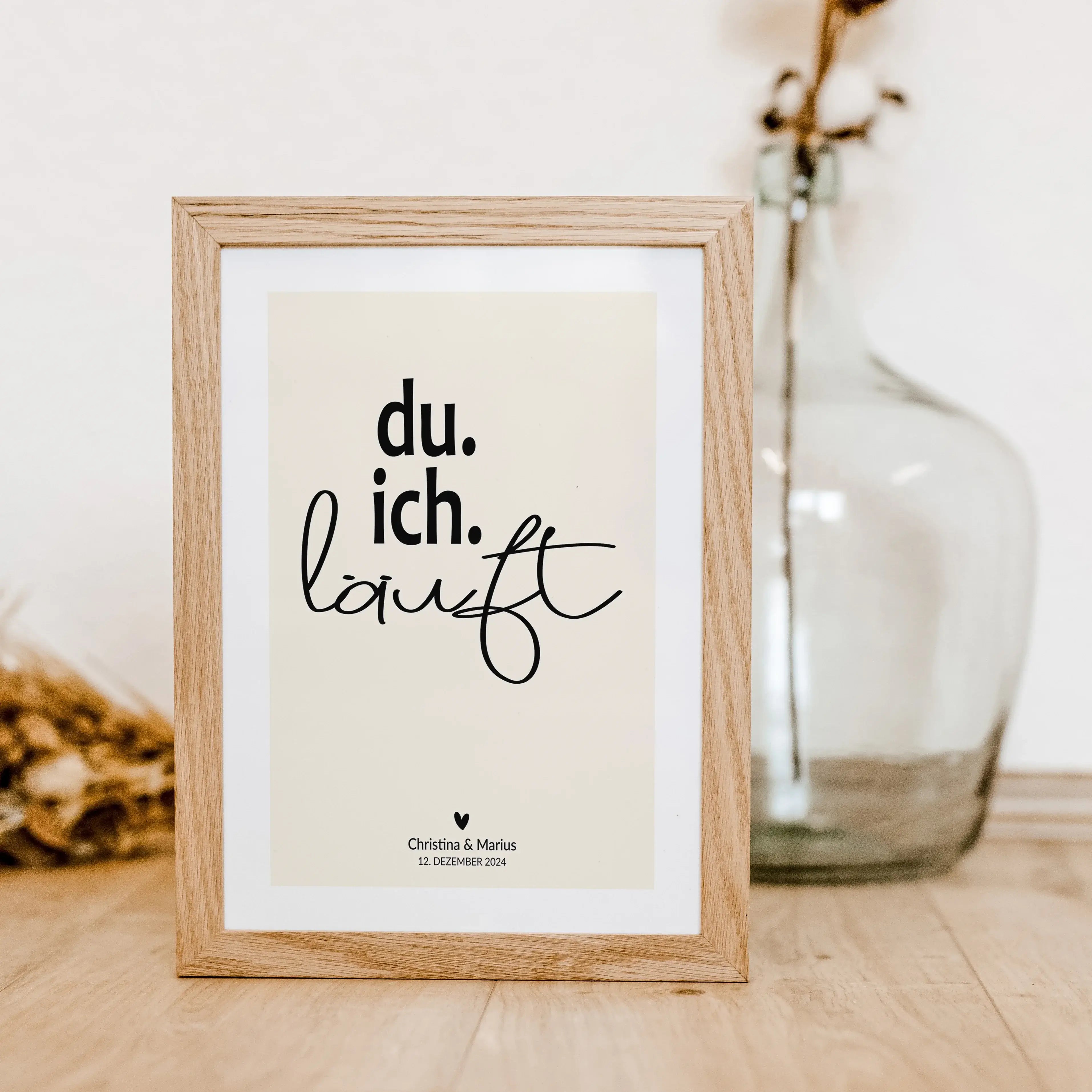 Poster 'du ich läuft'-famprints-Personalisiertes Poster-Auf dem Poster 'du ich läuft' findest du die Botschaft, das zwei Menschen zusammengehören. Das Du, ich, läuft Poster steht für Harmonie, Akzeptanz, Liebe und Lebenslust. Das Pärchen Poster kannst du
