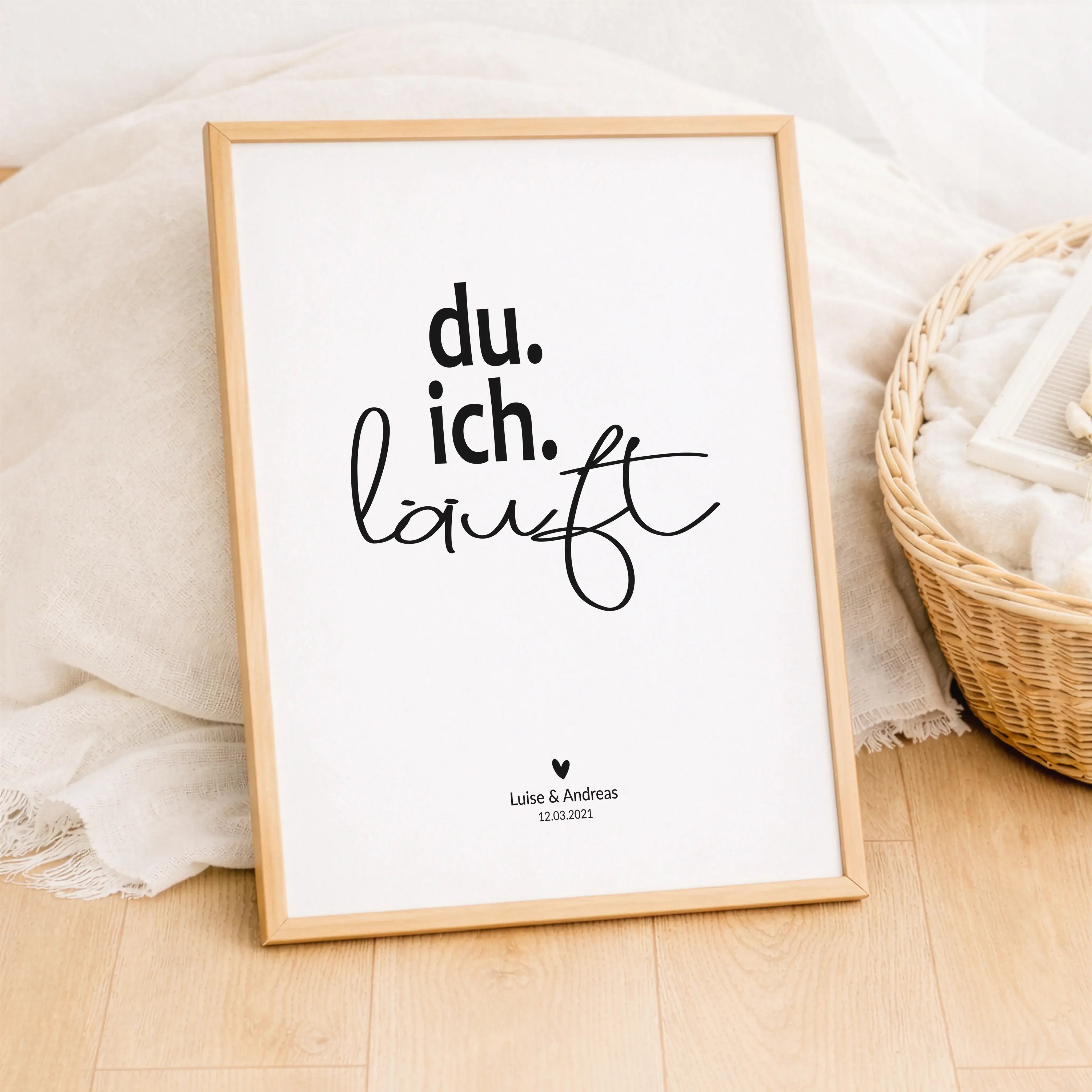 Poster du ich läuft-Personalisiertes Poster-famprints-Das Poster du ich läuft bringt auf den Punkt, was sich richtig anfühlt: Zwei Menschen, ein gemeinsamer Weg. Mit seinem klaren, modernen Stil steht dieses Wandbild für Zusammenhalt, Vertrauen und ein st