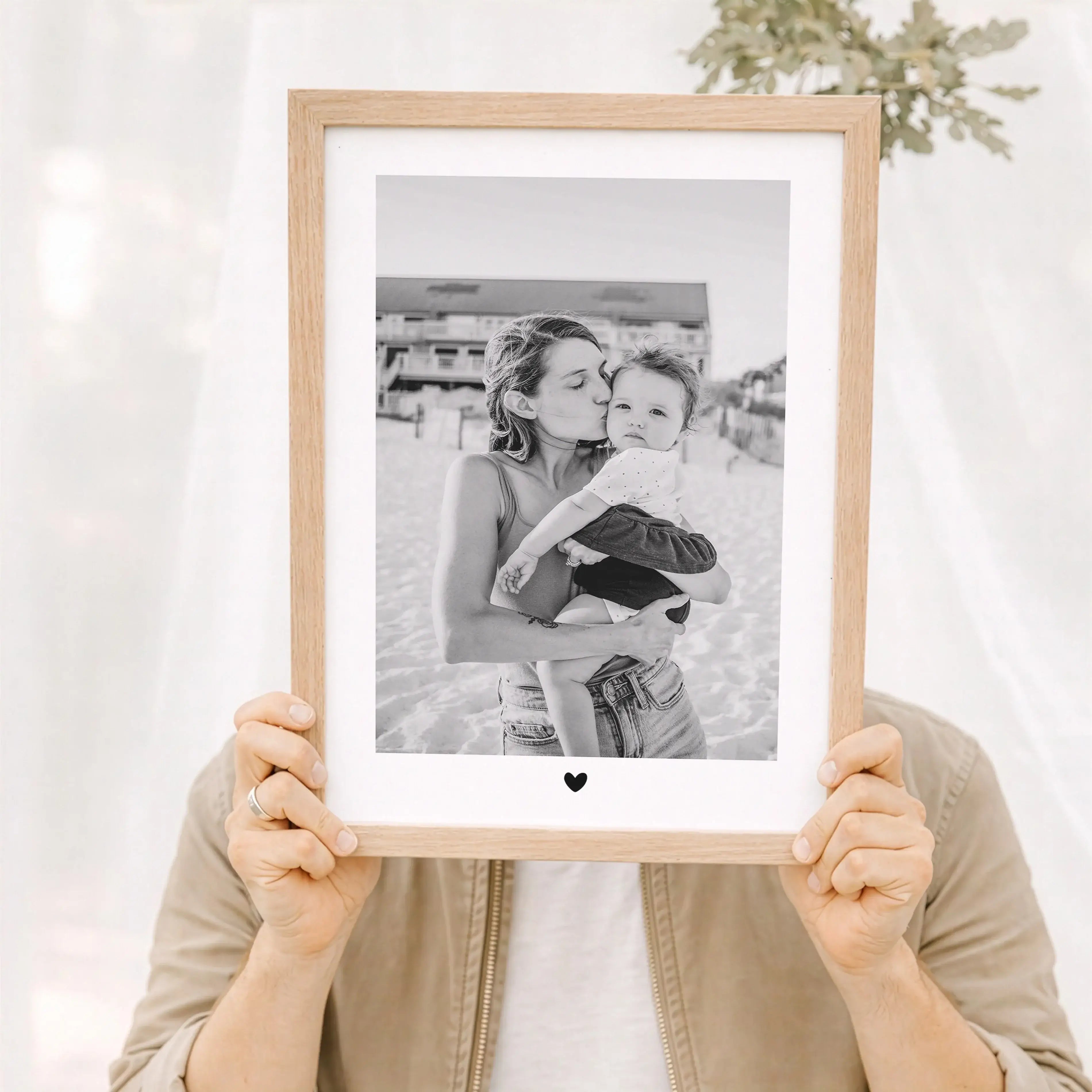 Foto Poster Heart-Personalisiertes Poster-famprints-Mit dem Foto Poster Heart von famprints gestaltest du aus deinem Lieblingsfoto ein persönliches Wandbild mit klarer Botschaft. Das dezente Herzmotiv setzt dein Bild bewusst in den Mittelpunkt und macht d