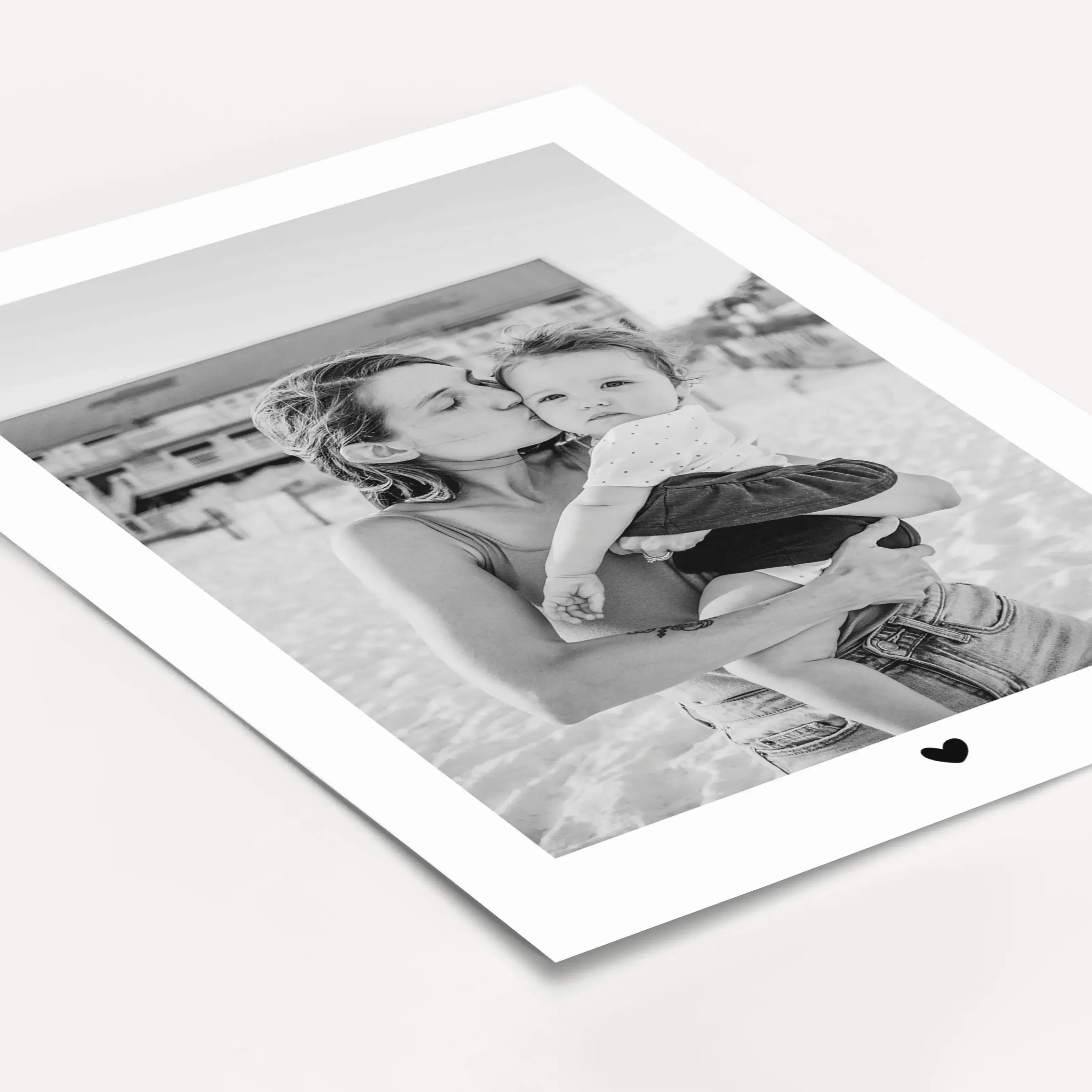 Foto Poster Heart-Personalisiertes Poster-famprints-Mit dem Foto Poster Heart von famprints gestaltest du aus deinem Lieblingsfoto ein persönliches Wandbild mit klarer Botschaft. Das dezente Herzmotiv setzt dein Bild bewusst in den Mittelpunkt und macht d