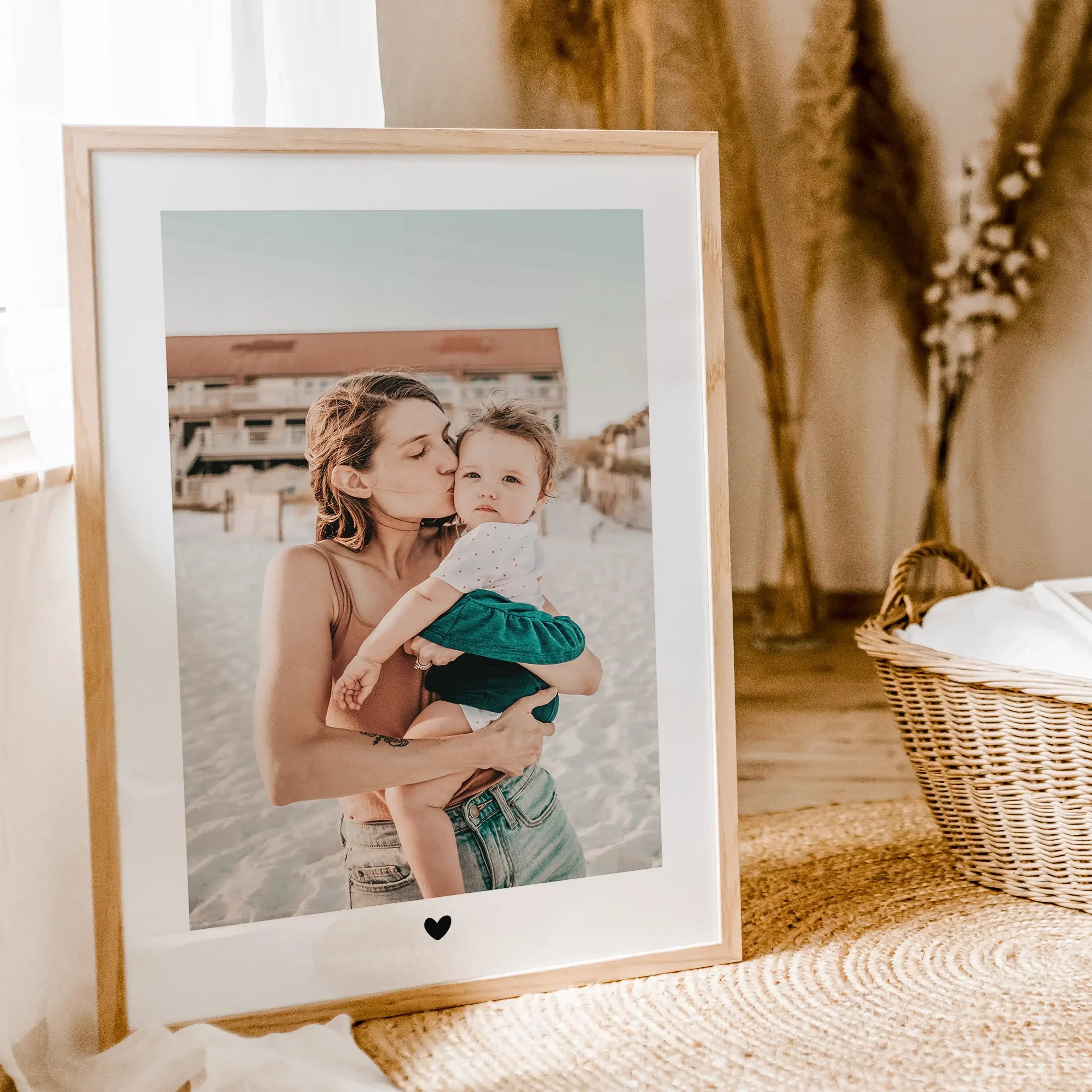 Foto Poster Heart - Personalisiertes Poster - famprints - Gestalte dein ganz persönliches Foto Poster Heart und halte die schönsten Momente mit deinen Liebsten für immer fest! Dieses einzigartige Poster verbindet dein Lieblingsfoto mit einem liebevollen H