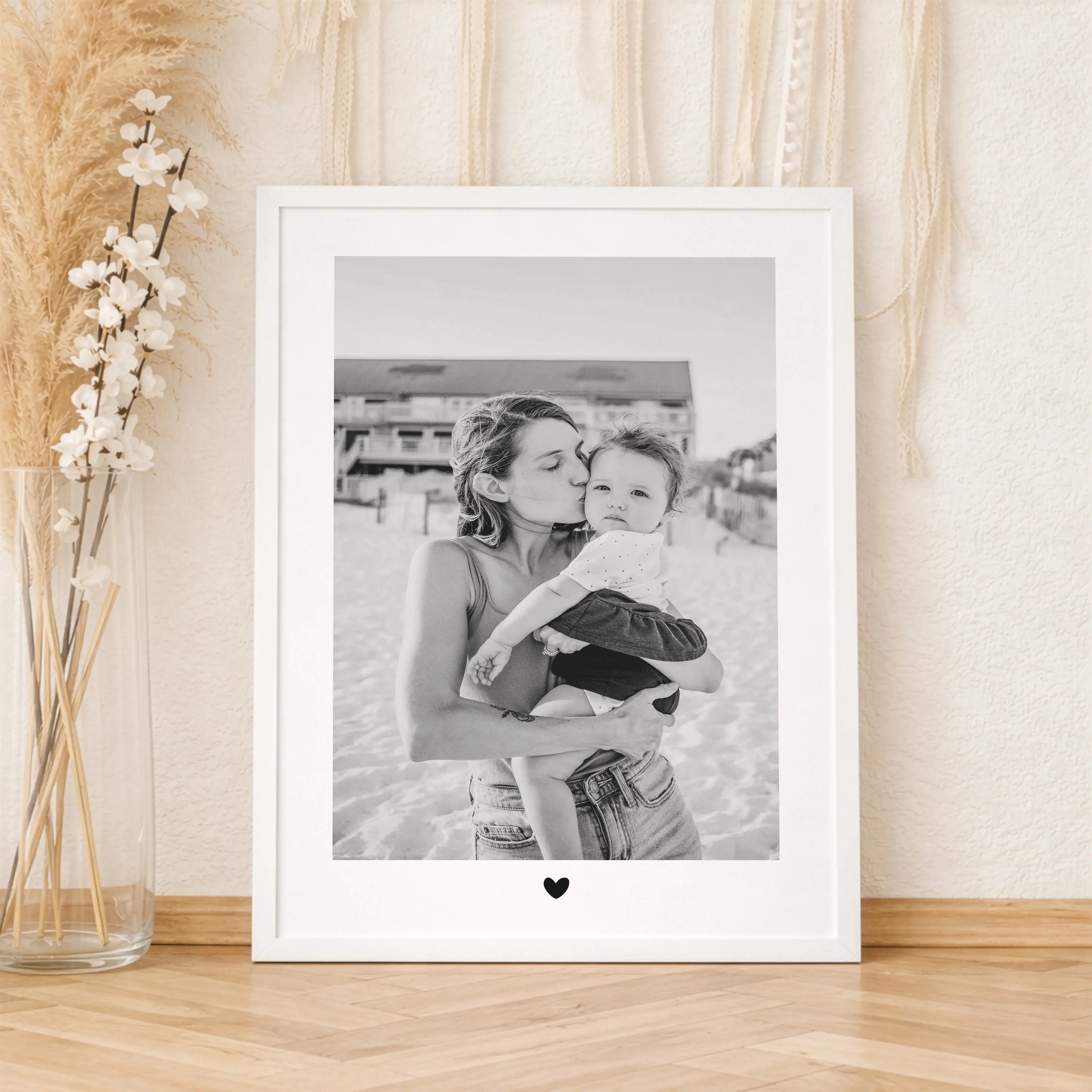 Foto Poster Heart-Personalisiertes Poster-famprints-Mit dem Foto Poster Heart von famprints gestaltest du aus deinem Lieblingsfoto ein persönliches Wandbild mit klarer Botschaft. Das dezente Herzmotiv setzt dein Bild bewusst in den Mittelpunkt und macht d