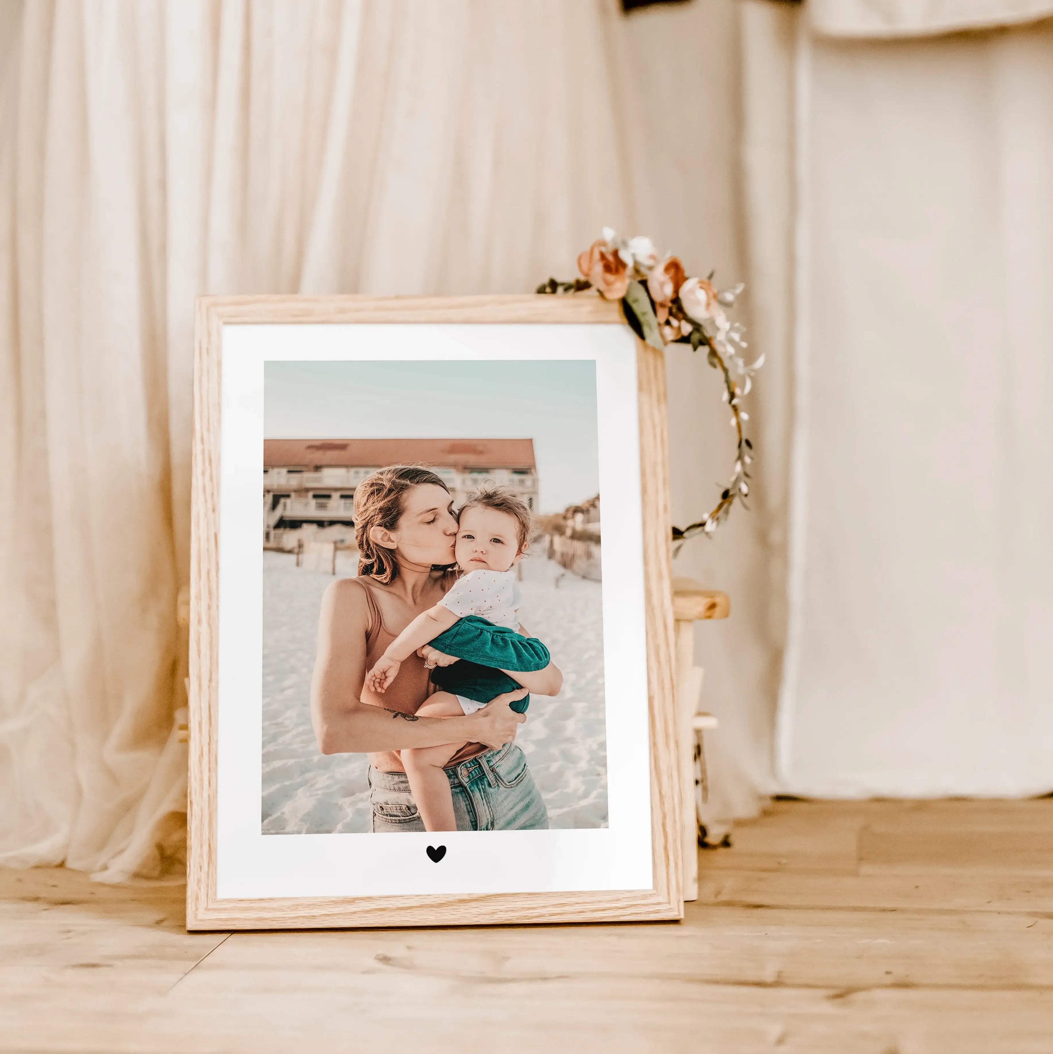 Foto Poster Heart - Personalisiertes Poster - famprints - Gestalte dein ganz persönliches Foto Poster Heart und halte die schönsten Momente mit deinen Liebsten für immer fest! Dieses einzigartige Poster verbindet dein Lieblingsfoto mit einem liebevollen H