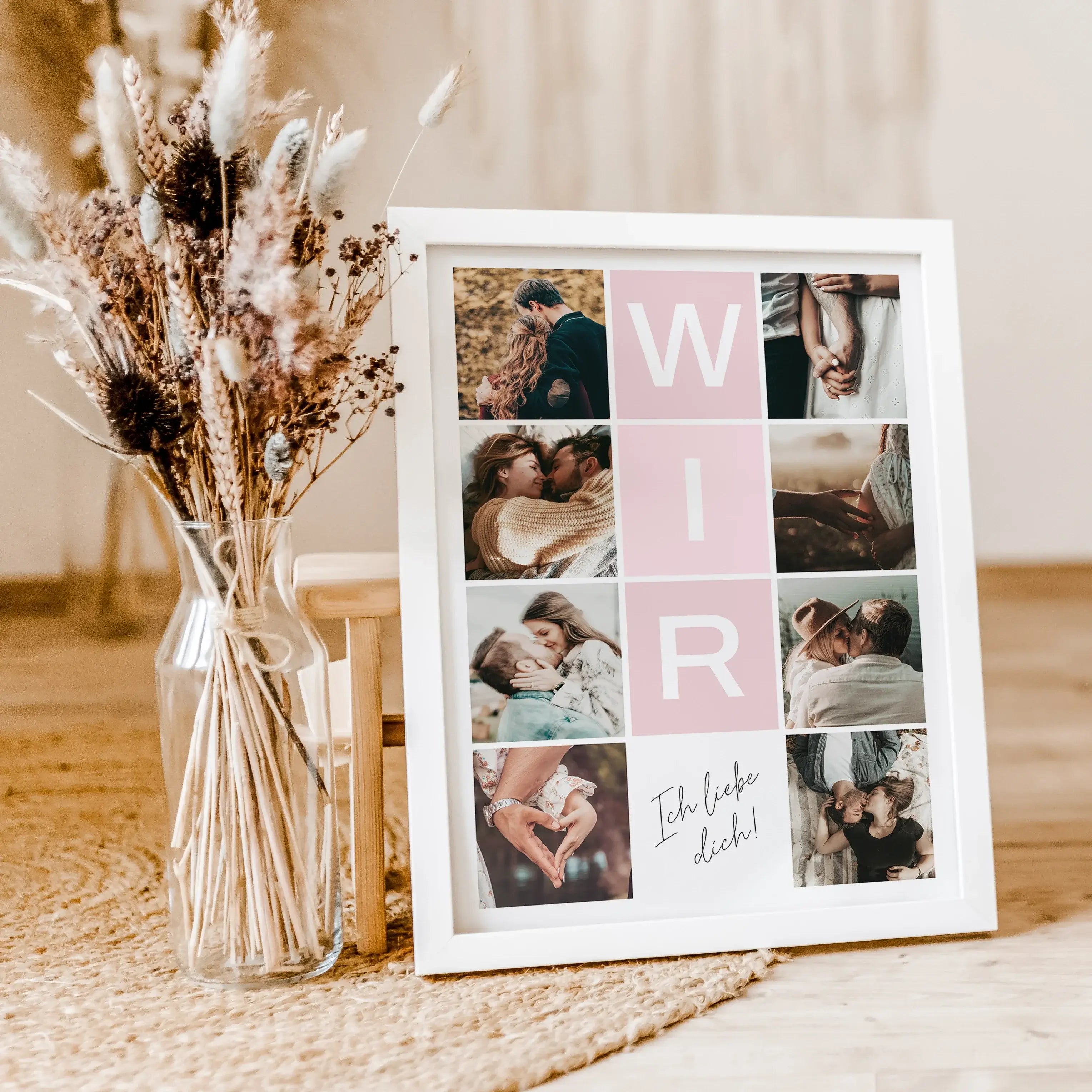Wir Fotocollage - Personalisiertes Poster - famprints - Entdecke jetzt unsere Wir Fotocollage – das perfekte personalisierte Geschenk für euch beide! Gestalte dein individuelles Poster mit bis zu 8 Fotos, die eure schönsten gemeinsamen Momente festhalten.