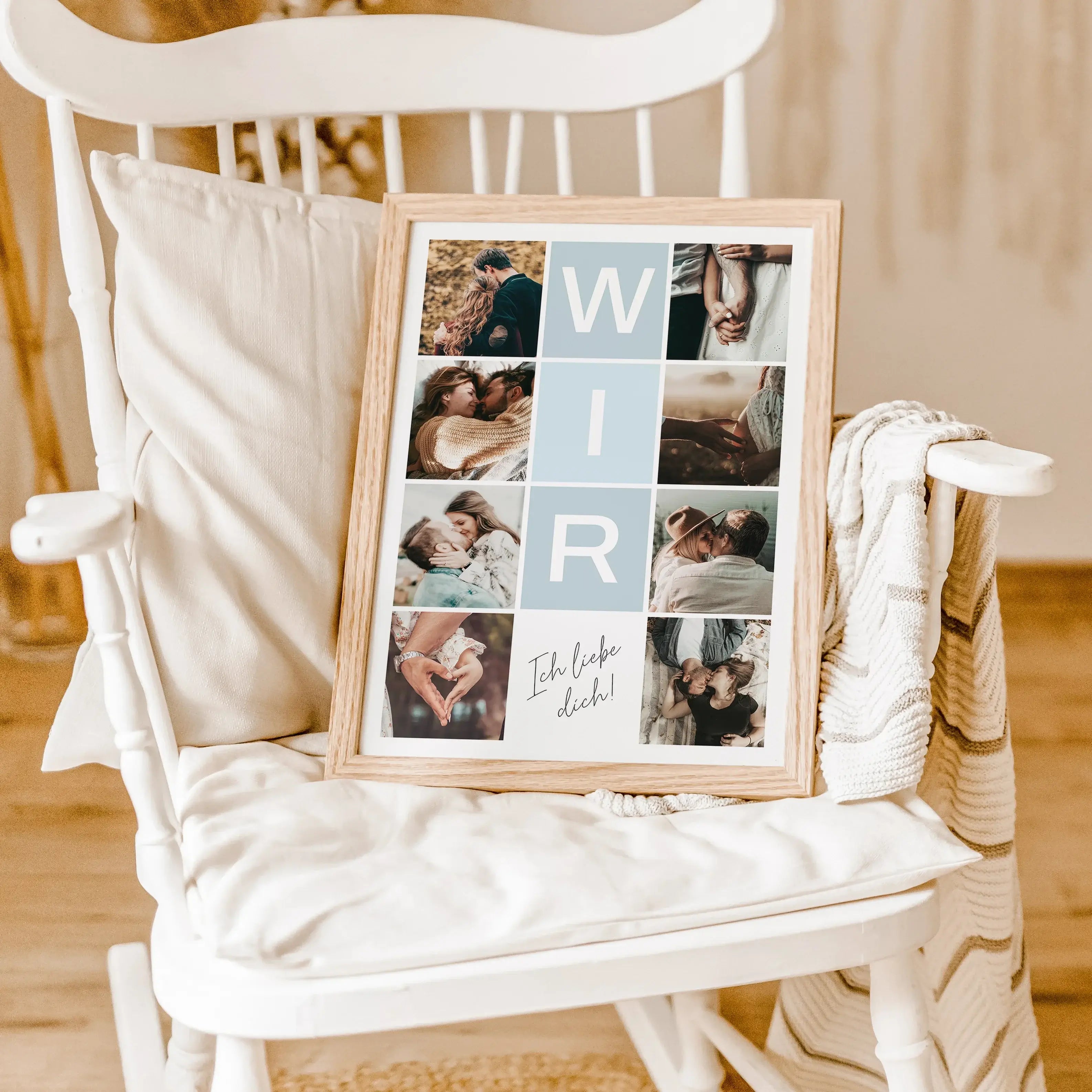Wir Fotocollage - Personalisiertes Poster - famprints - Entdecke jetzt unsere Wir Fotocollage – das perfekte personalisierte Geschenk für euch beide! Gestalte dein individuelles Poster mit bis zu 8 Fotos, die eure schönsten gemeinsamen Momente festhalten.