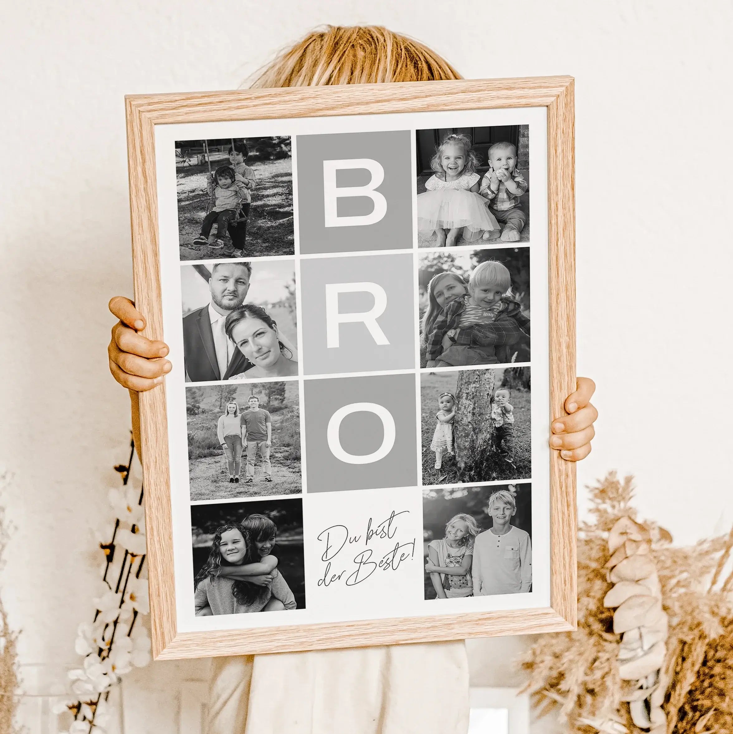 Bro Fotocollage - Personalisiertes Poster - famprints - Suchst du nach einem einzigartigen Geschenk für deinen Bruder? Die Bro Fotocollage ist die perfekte Wahl! Dieses personalisierte Poster kannst du mit bis zu 8 Fotos gestalten und so eure schönsten ge