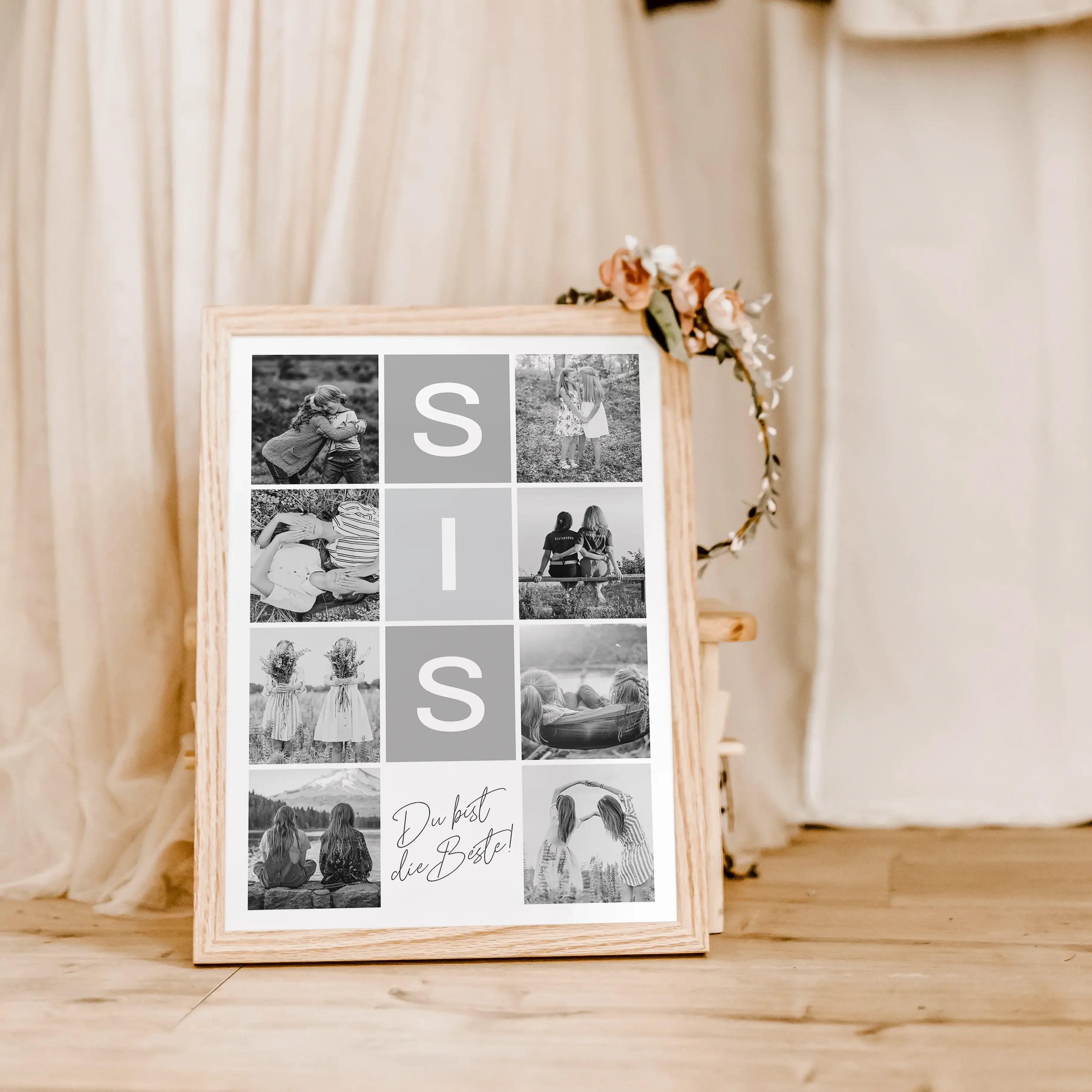 Sis Fotocollage - Personalisiertes Poster - famprints - Suchst du nach einem einzigartigen Geschenk für deine Schwester? Die Sis Fotocollage ist die perfekte Wahl, um deine schönsten gemeinsamen Momente stilvoll zu verewigen. Mit der Möglichkeit, deine Li