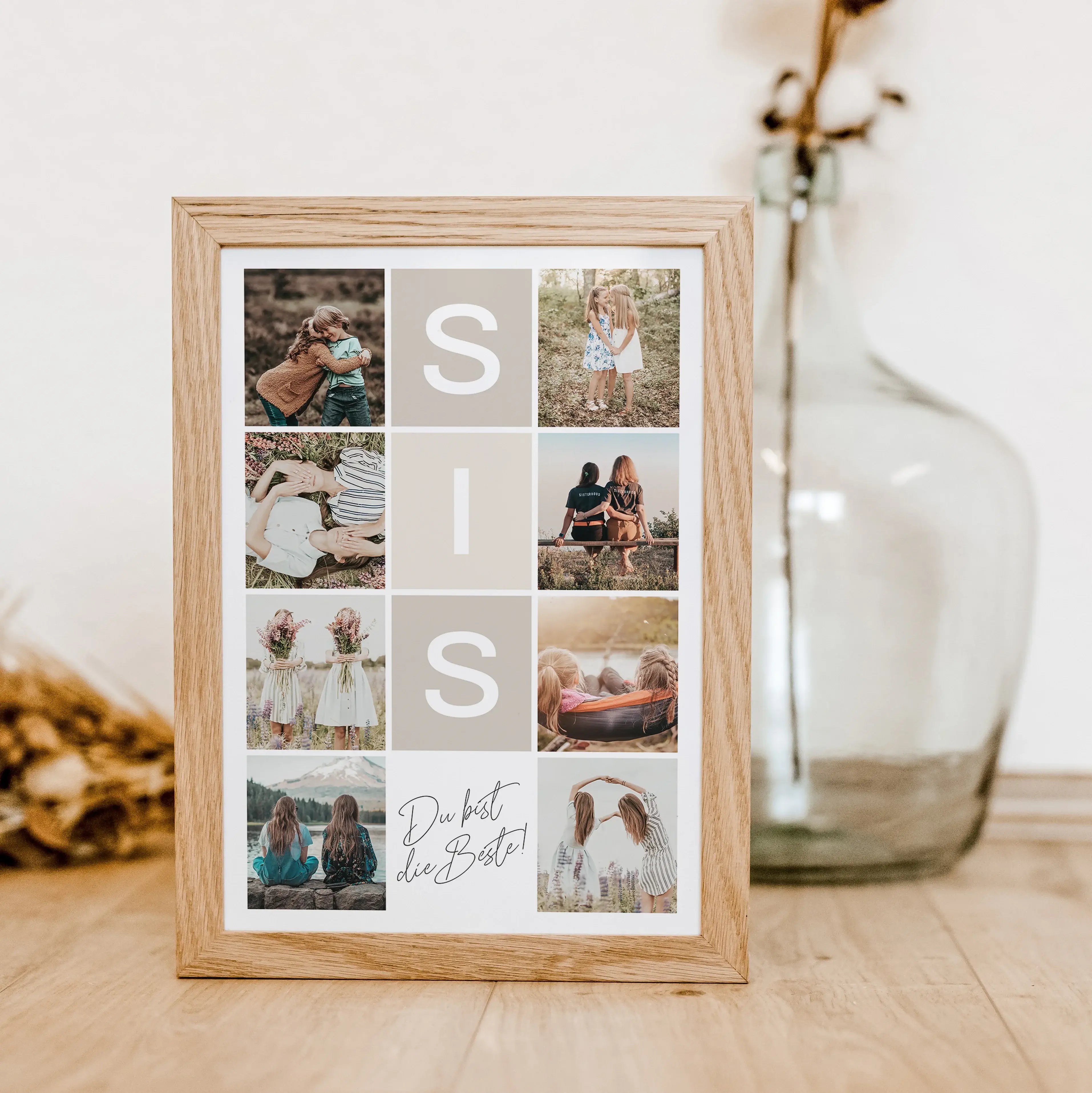 Sis Fotocollage - Personalisiertes Poster - famprints - Suchst du nach einem einzigartigen Geschenk für deine Schwester? Die Sis Fotocollage ist die perfekte Wahl, um deine schönsten gemeinsamen Momente stilvoll zu verewigen. Mit der Möglichkeit, deine Li