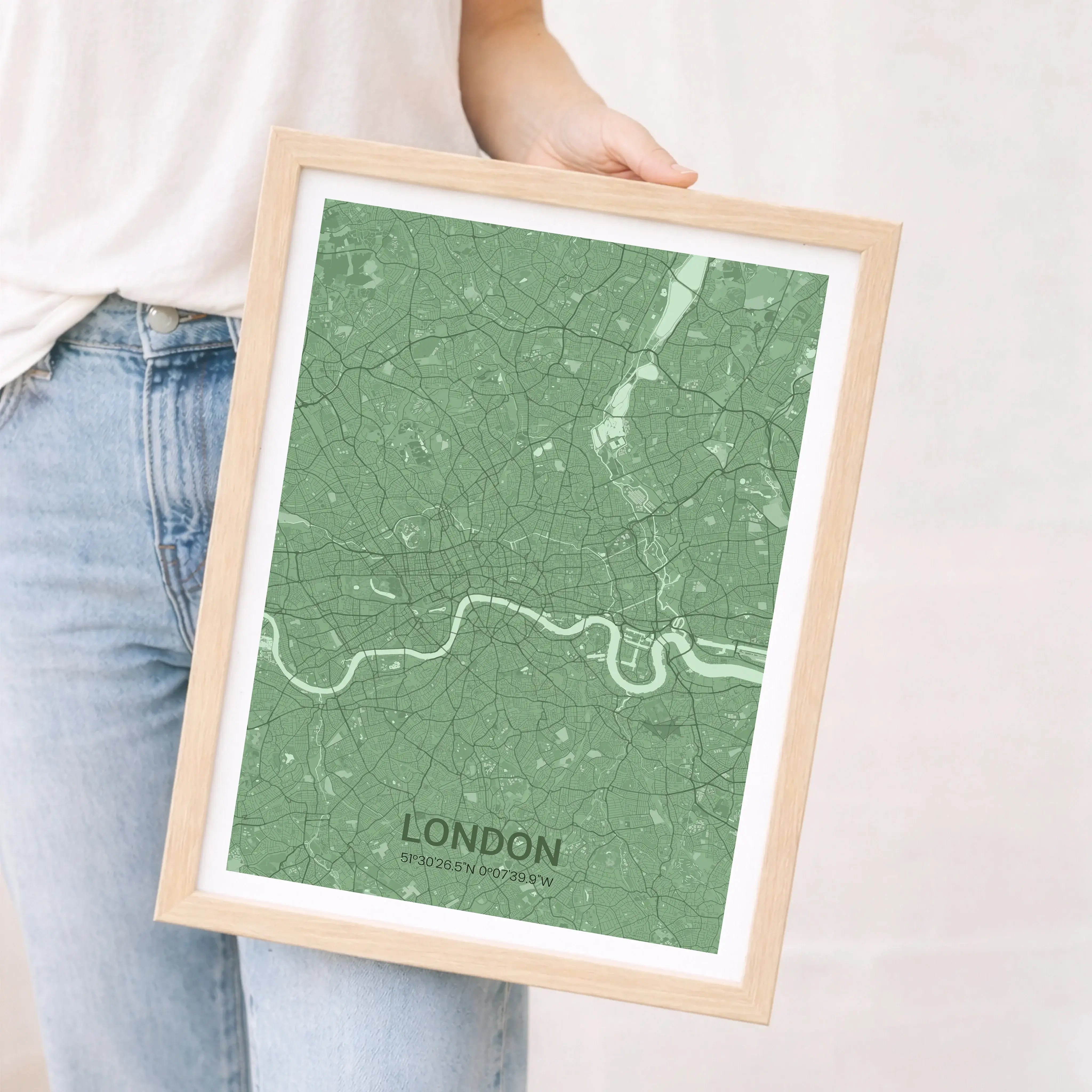 Stadtkarte Poster-Personalisiertes Poster-famprints-Das Stadtkarte Poster von famprints verwandelt deinen Lieblingsort in ein persönliches Wandbild mit klarer Bedeutung. Die reduzierte Stadtkarte zeigt Straßen, Flächen und Strukturen deiner Wunschstadt in