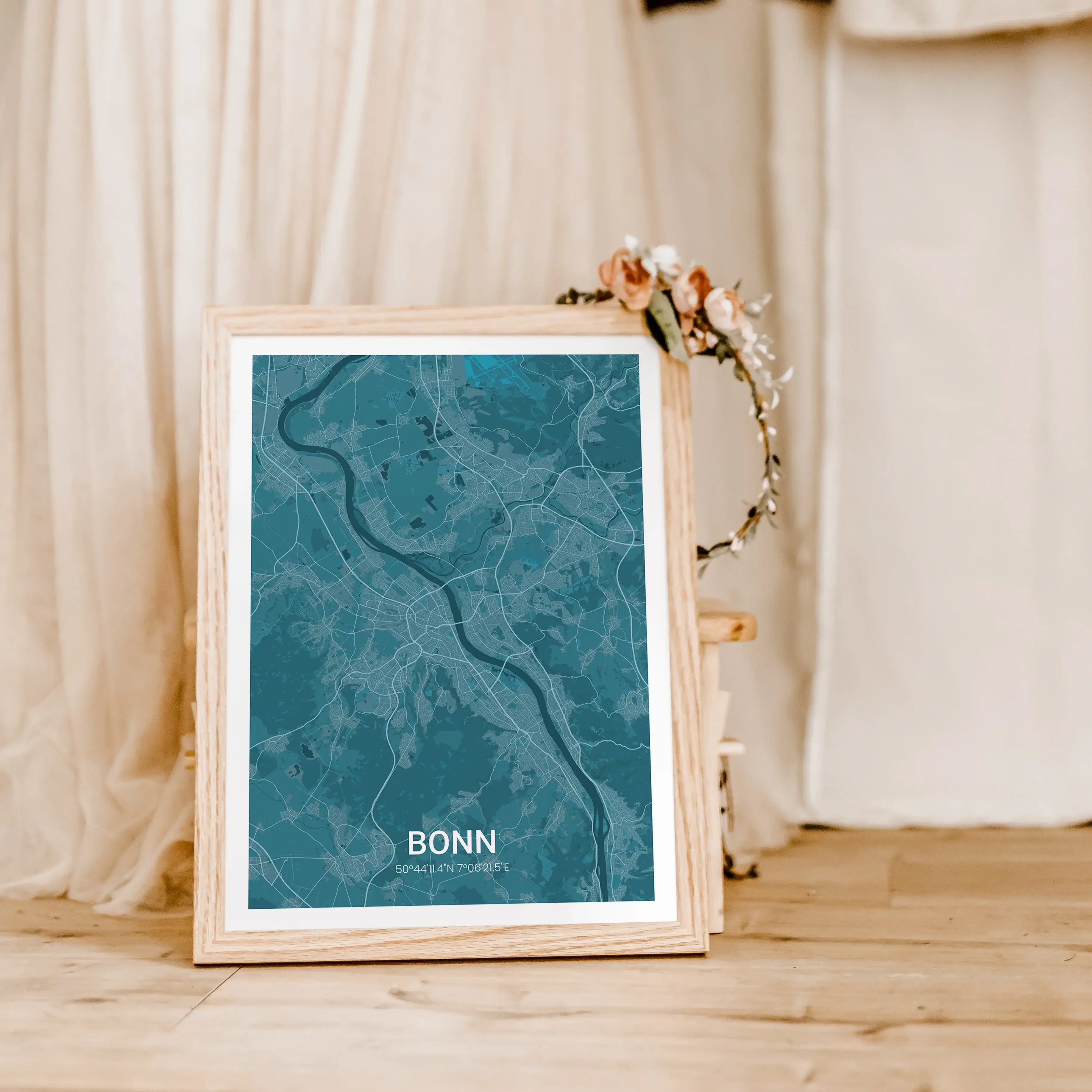 Stadtkarte Poster Halo - Personalisiertes Poster - famprints - Entdecke das Stadtkarte Poster Halo – dein persönliches Kunstwerk mit der Stadtkarte deines Lieblingsortes! Dieses einzigartige Poster kannst du individuell gestalten und so deine besondere Ve