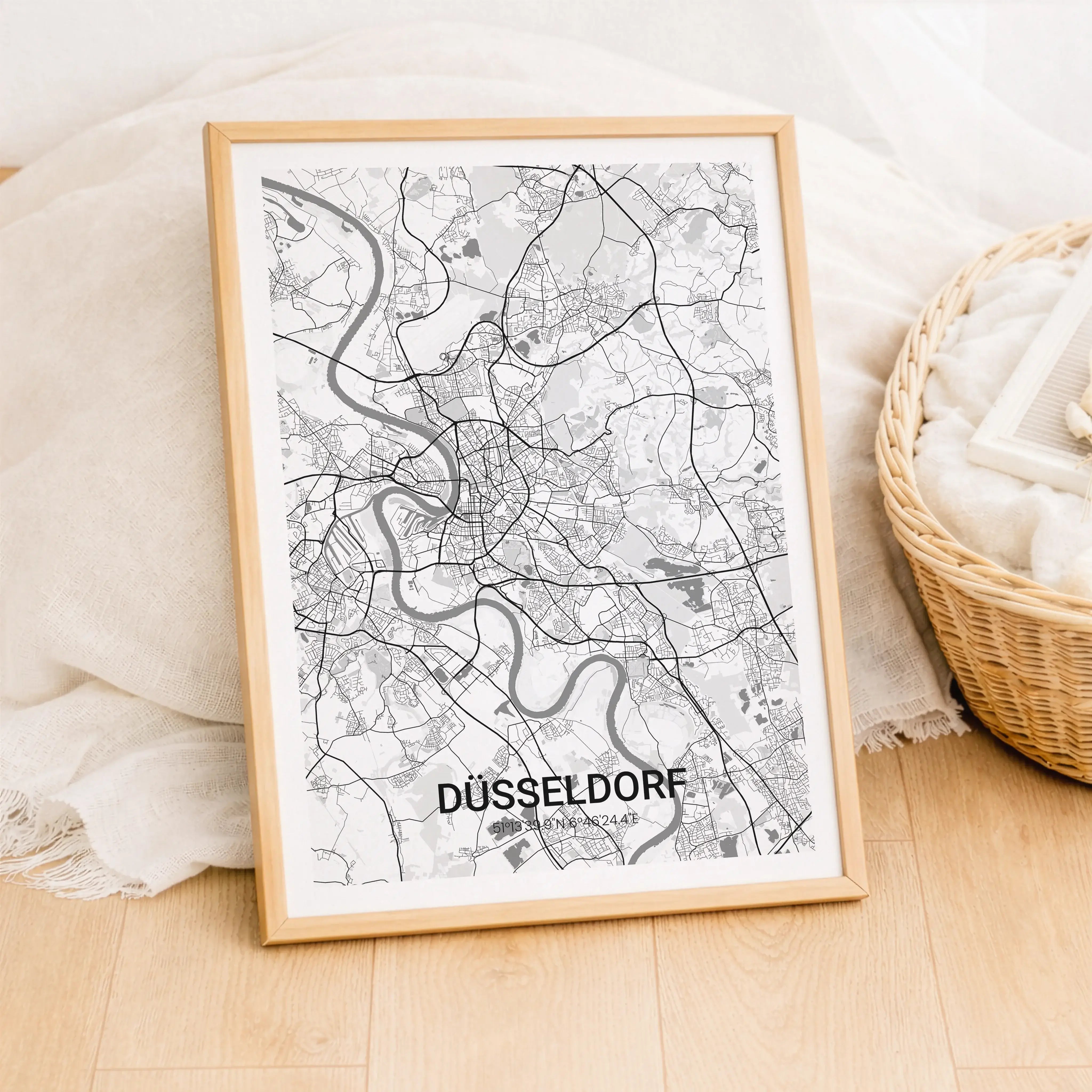 Stadtkarte Poster-Personalisiertes Poster-famprints-Das Stadtkarte Poster von famprints verwandelt deinen Lieblingsort in ein persönliches Wandbild mit klarer Bedeutung. Die reduzierte Stadtkarte zeigt Straßen, Flächen und Strukturen deiner Wunschstadt in