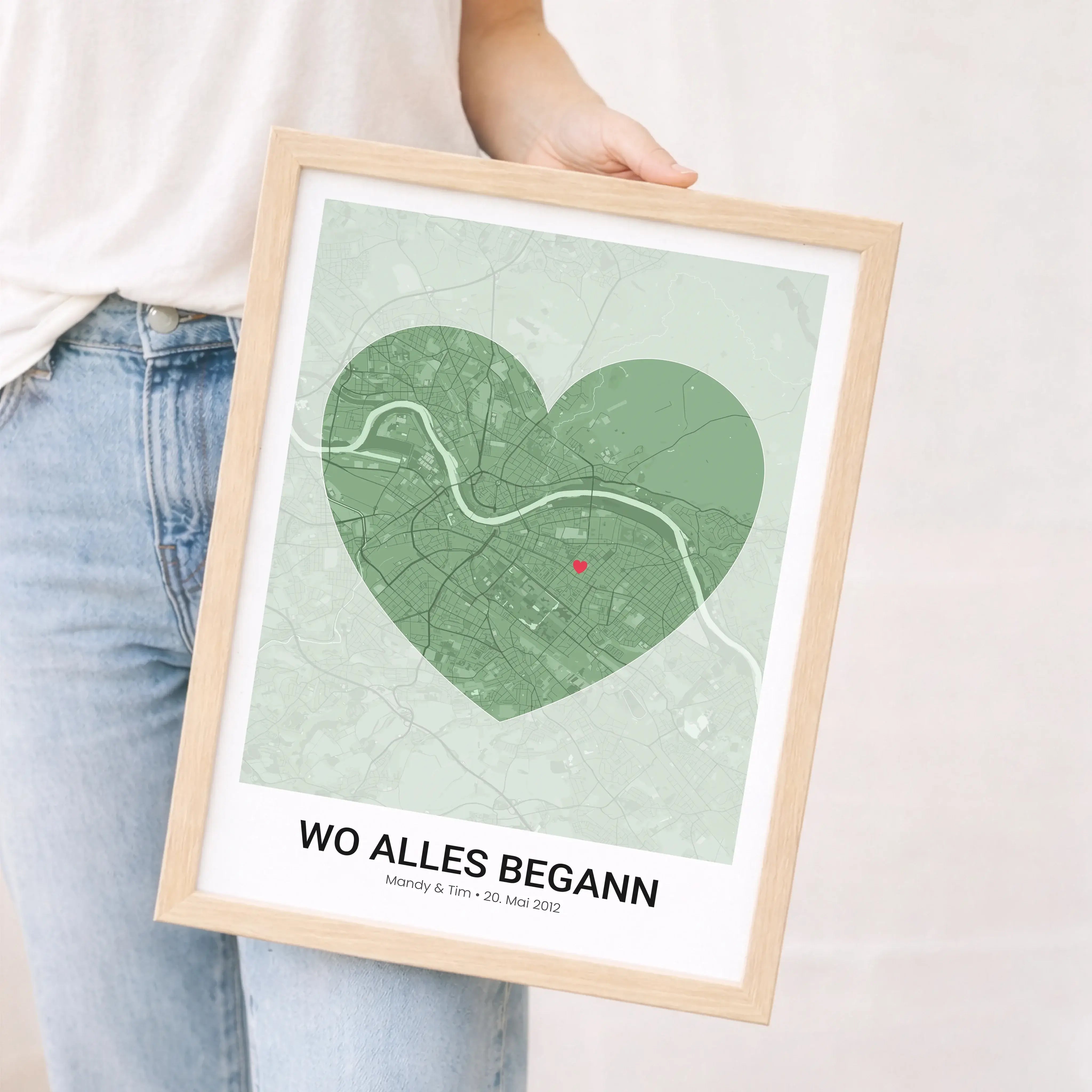 Stadtkarte Poster Herz modern-Personalisiertes Poster-famprints-Das Stadtkarte Poster Herz modern von famprints verwandelt einen bedeutungsvollen Ort in ein stilvolles Designobjekt mit persönlicher Aussage. Ob Kennenlernen, erster gemeinsamer Wohnort oder