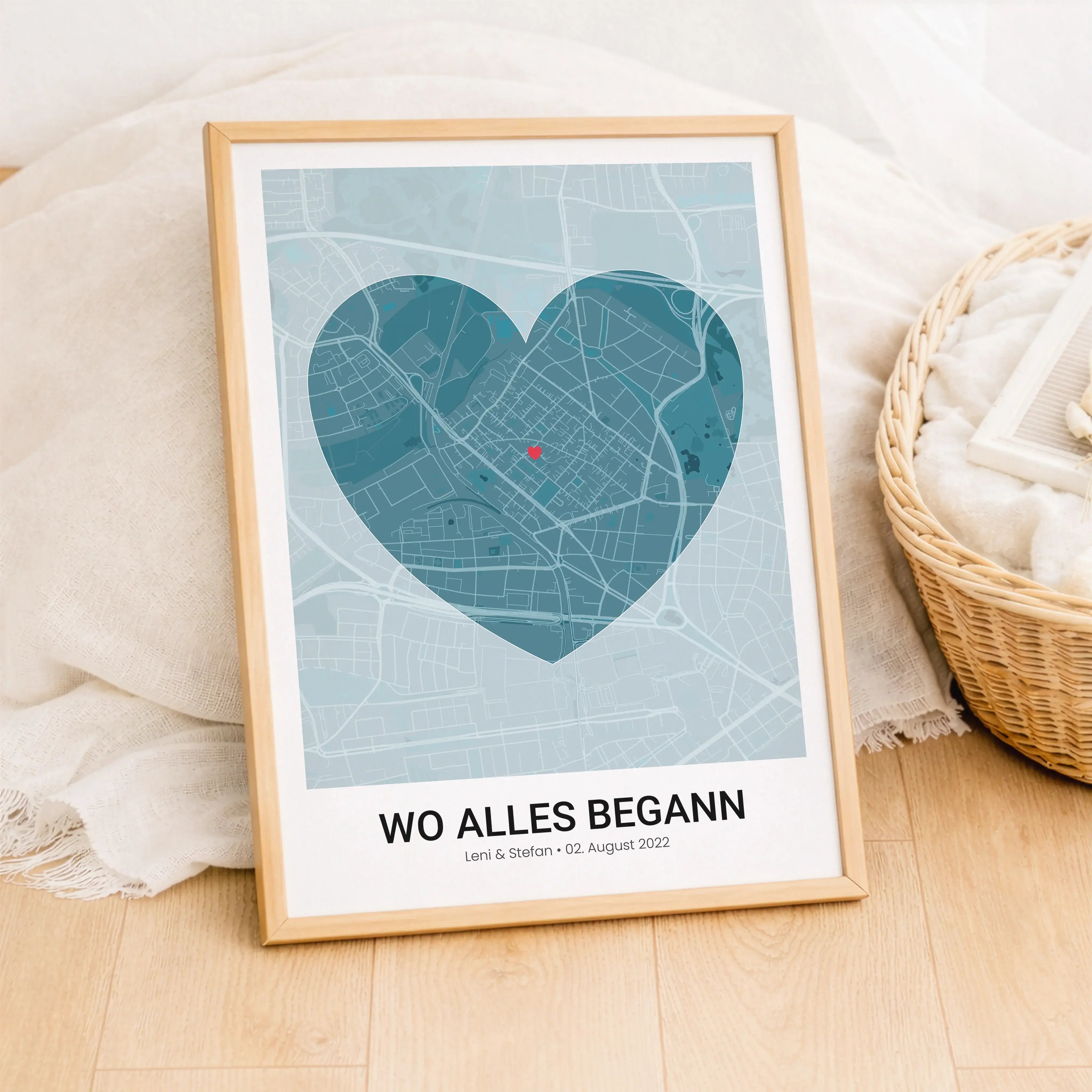 Stadtkarte Poster Herz modern-Personalisiertes Poster-famprints-Das Stadtkarte Poster Herz modern von famprints verwandelt einen bedeutungsvollen Ort in ein stilvolles Designobjekt mit persönlicher Aussage. Ob Kennenlernen, erster gemeinsamer Wohnort oder