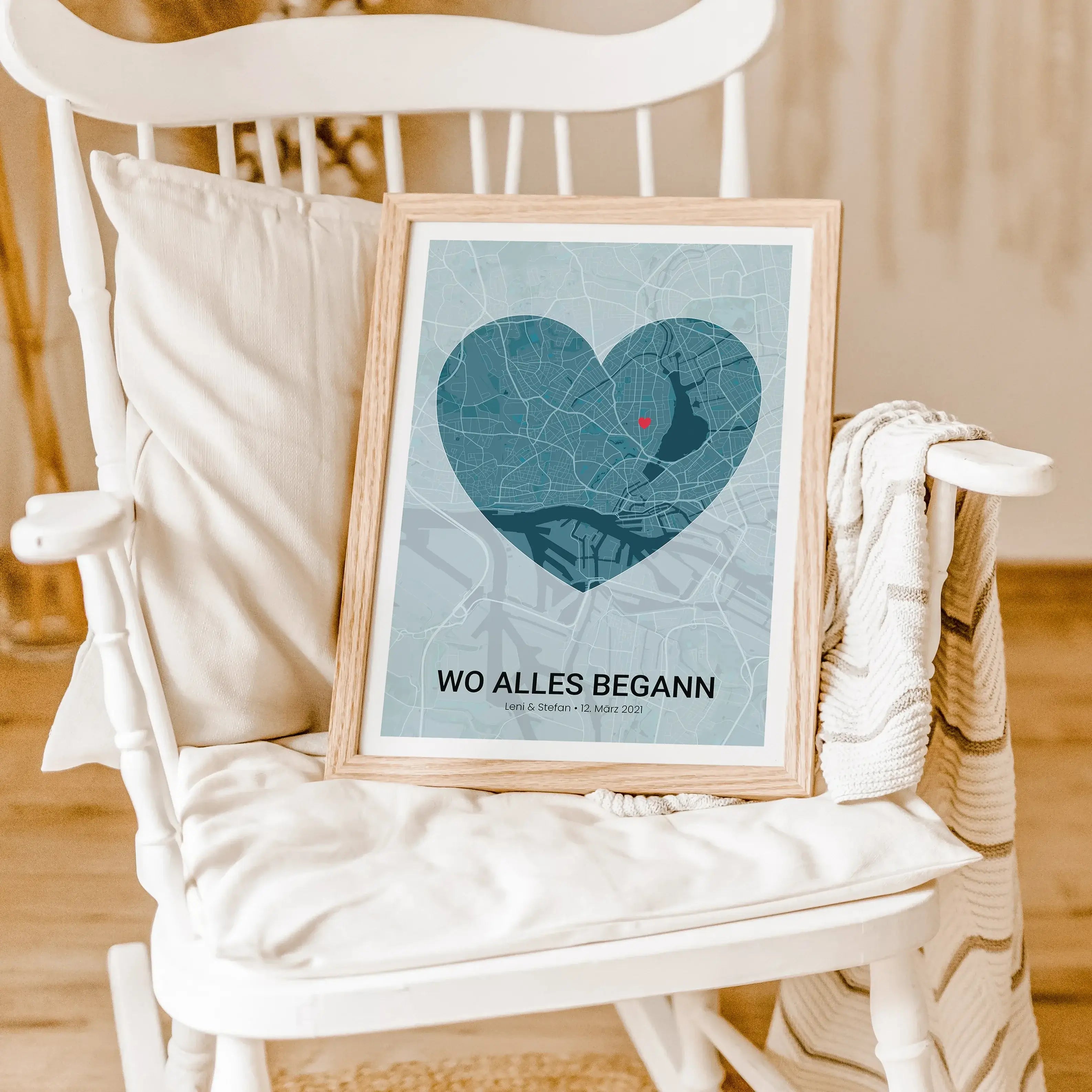 Stadtkarte Poster Herz Halo - Personalisiertes Poster - famprints - Entdecke das Stadtkarte Poster Herz Halo – dein persönliches Kunstwerk, das eure schönsten Erinnerungen verewigt. Gestalte das Poster mit der Stadtkarte deines Lieblingsortes oder des Ort