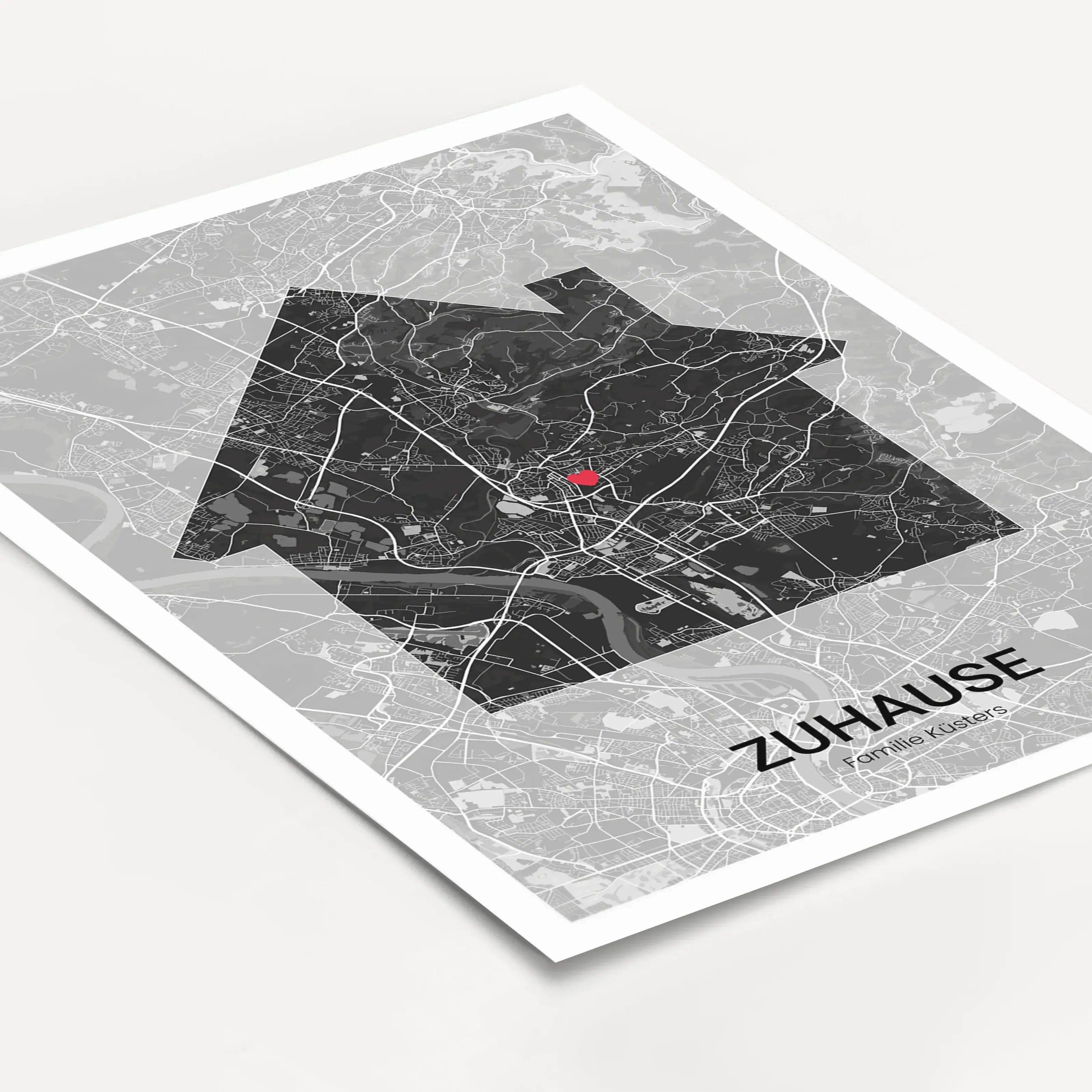 Stadtkarte Poster Haus Halo - Personalisiertes Poster - famprints - Entdecke das Stadtkarte Poster Haus Halo – dein persönliches Kunstwerk für die eigenen vier Wände! Dieses einzigartige Poster lässt sich individuell mit der Stadtkarte deines Lieblingsort