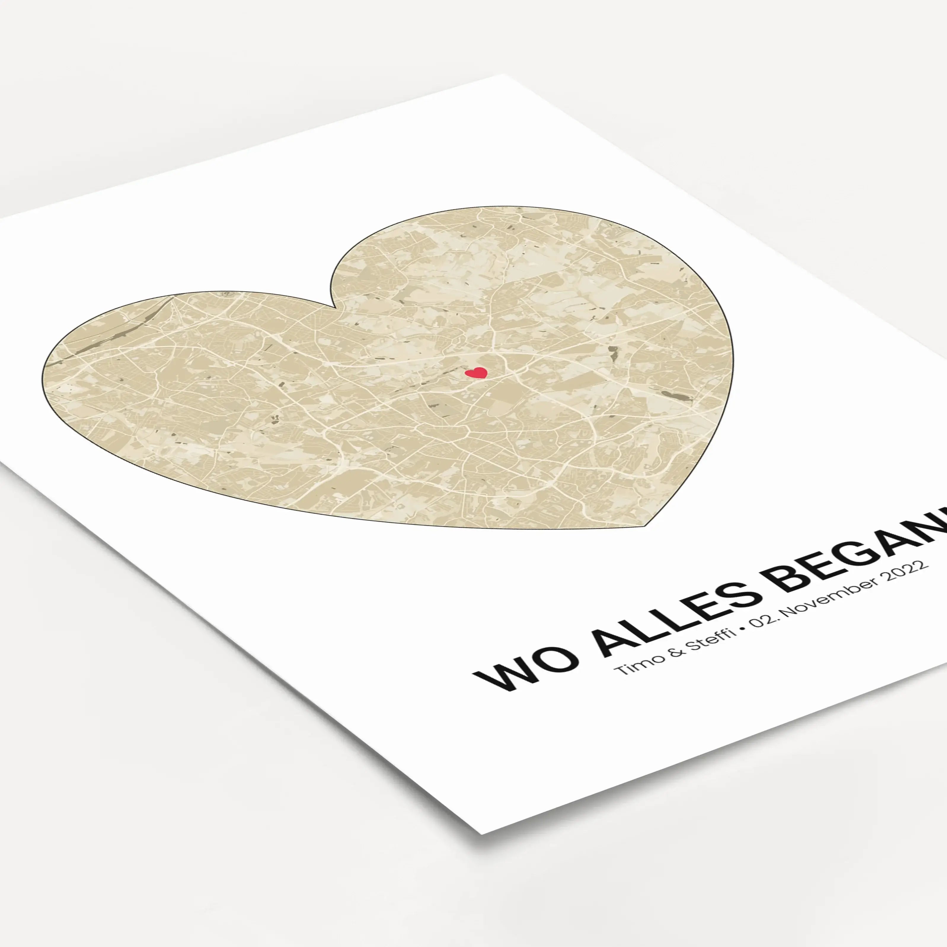 Stadtkarte Poster Herz-Personalisiertes Poster-famprints-Das Stadtkarte Poster Herz von famprints macht aus einem Ort ein persönliches Statement. Im Mittelpunkt steht eine detailreiche Stadtkarte, geformt wie ein Herz, ergänzt durch einen Marker genau dor