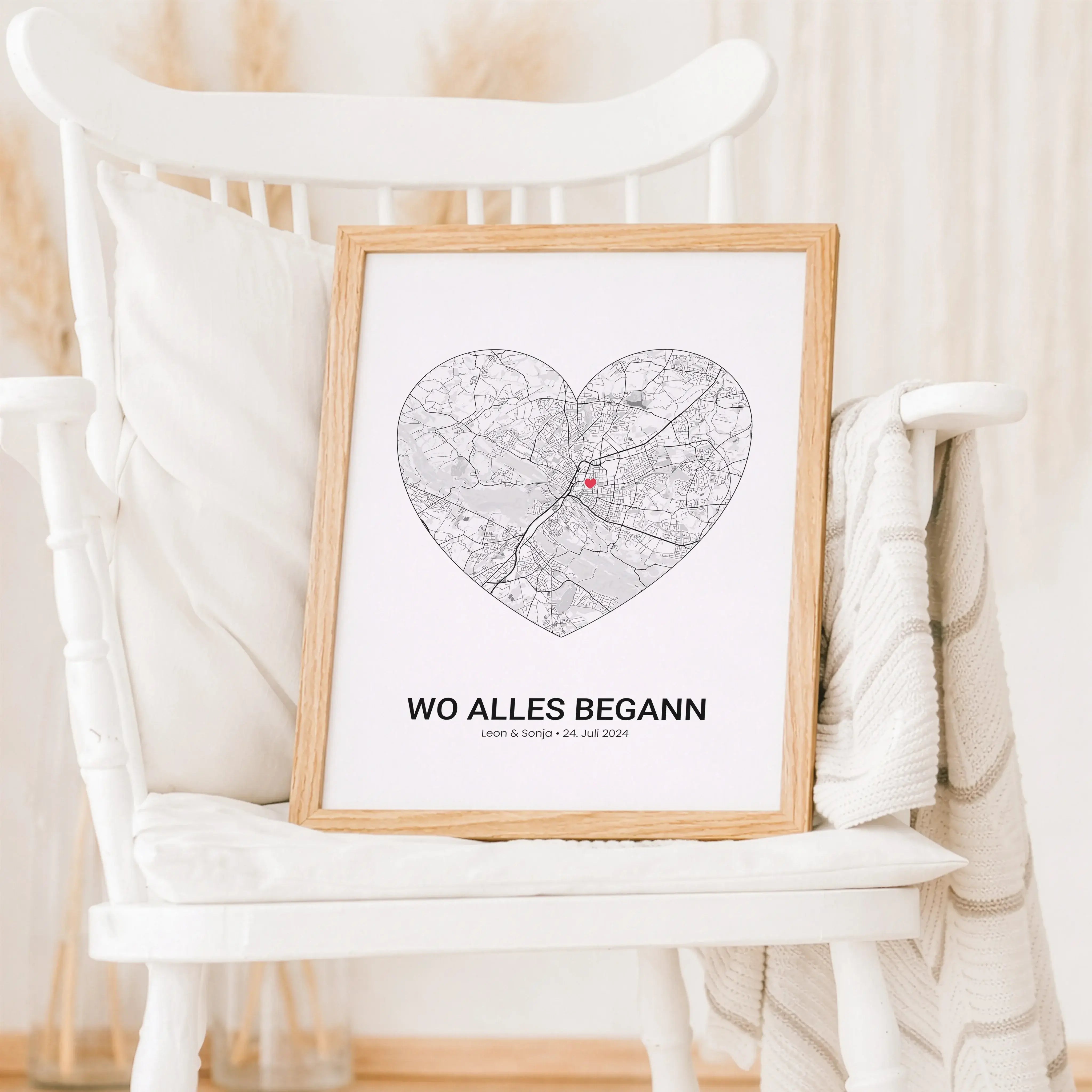 Stadtkarte Poster Herz-Personalisiertes Poster-famprints-Das Stadtkarte Poster Herz von famprints macht aus einem Ort ein persönliches Statement. Im Mittelpunkt steht eine detailreiche Stadtkarte, geformt wie ein Herz, ergänzt durch einen Marker genau dor