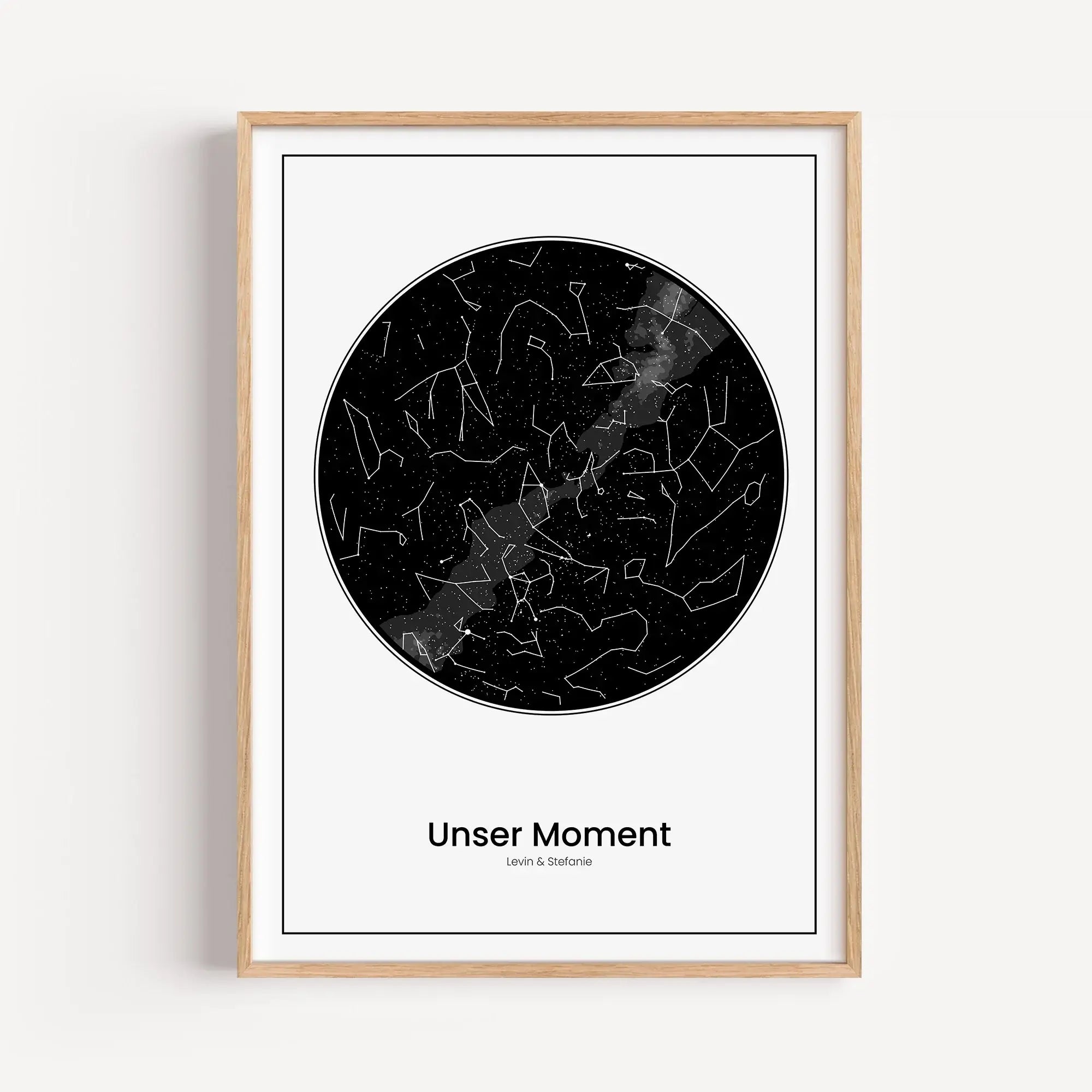 Sternenkarte Poster - Personalisiertes Poster - famprints - Entdecke unser einzigartiges Sternenkarte Poster – dein personalisiertes Geschenk für unvergessliche Momente! Gib einfach Ort, Datum und Uhrzeit ein, und wir zeigen dir den exakten Sternenhimmel