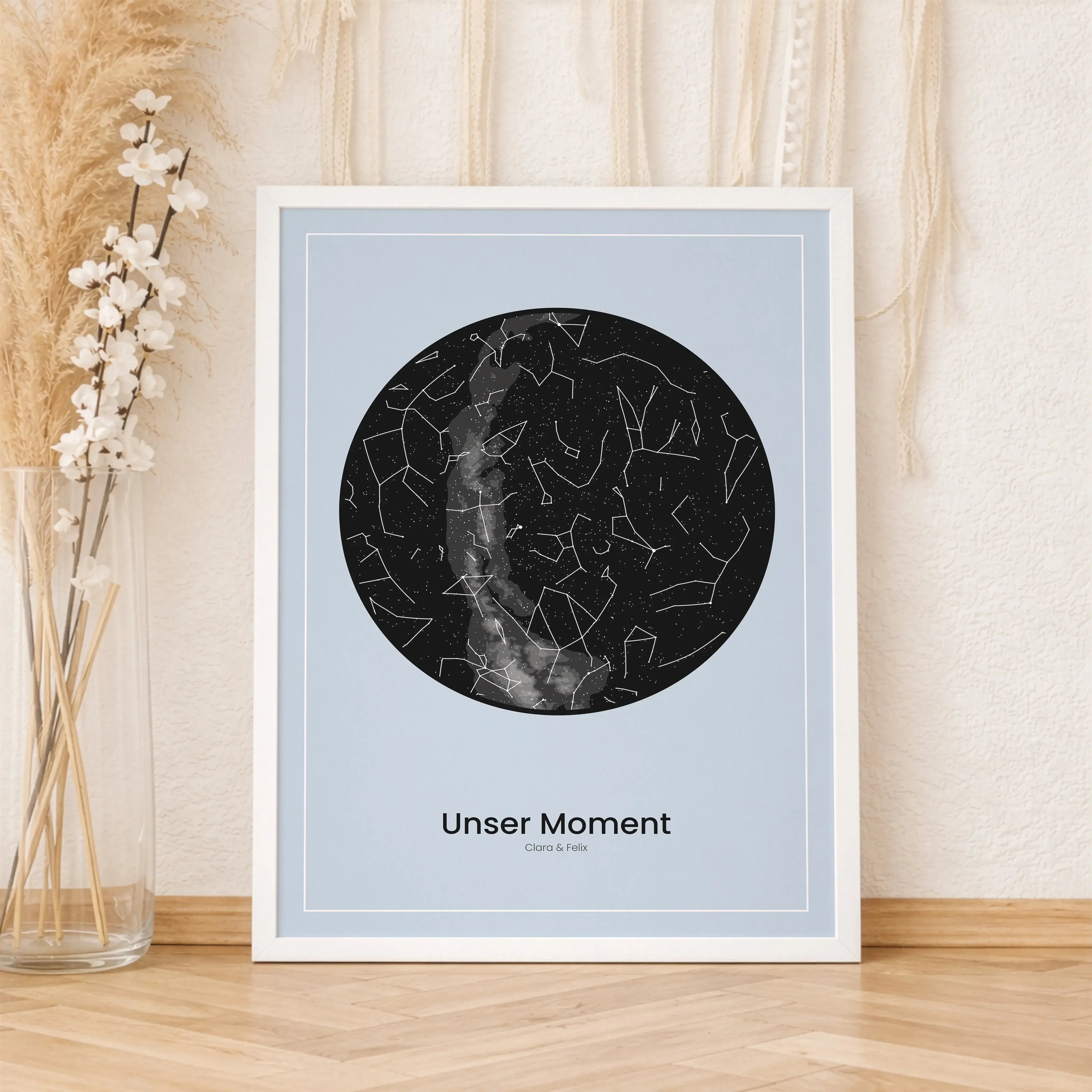 Sternenkarte Poster-Personalisiertes Poster-famprints-Ein Sternenkarte Poster von famprints hält genau den Himmel fest, unter dem eure Geschichte begonnen hat. Du wählst Ort, Datum und Uhrzeit und erhältst eine detailgetreue Sternenkarte, die den echten S