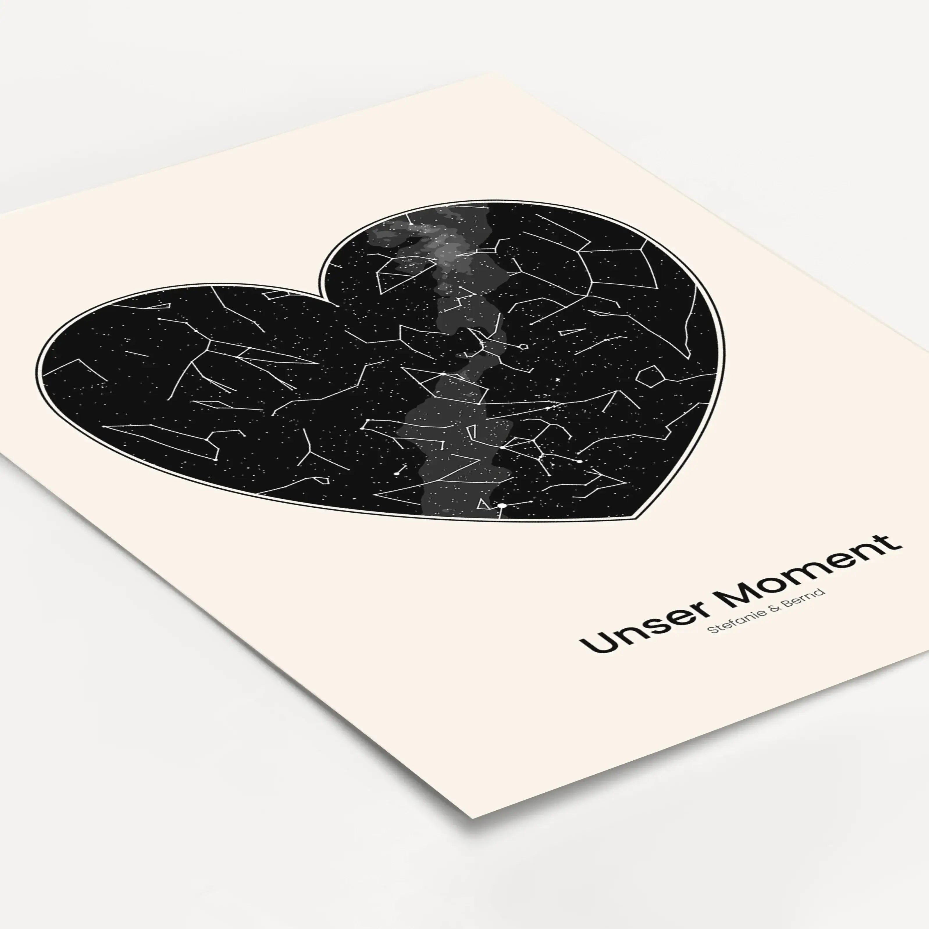 Sternenkarte Poster Herz - Personalisiertes Poster - famprints - Entdecke das einzigartige Sternenkarte Poster Herz – dein personalisiertes Kunstwerk, das den Sternenhimmel zu einem ganz besonderen Moment zeigt. Gib einfach Ort, Datum und Uhrzeit ein, und