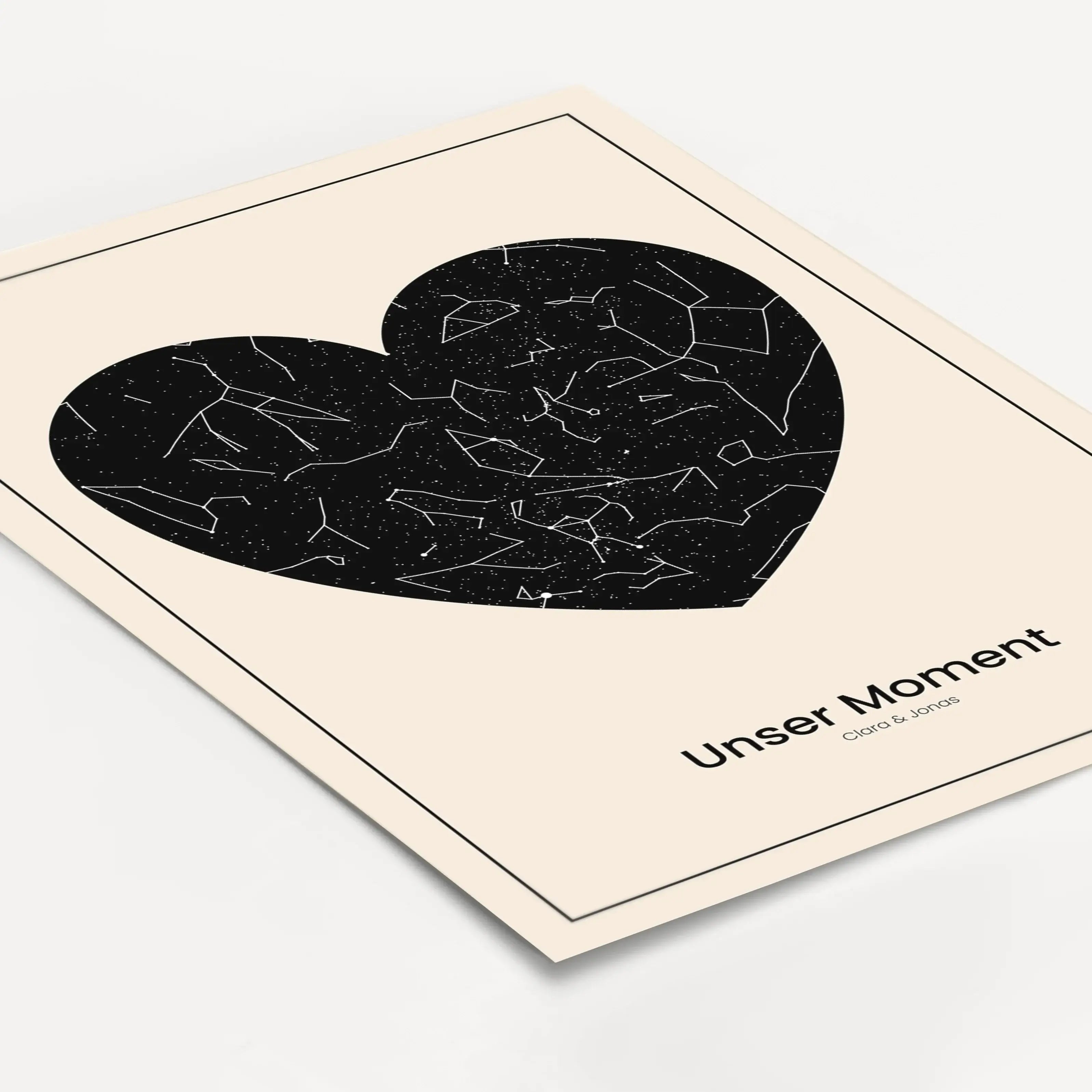 Sternenkarte Poster Herz-Personalisiertes Poster-famprints-Das Sternenkarte Poster Herz hält einen Moment fest, der für dich zählt. Du bestimmst Ort, Datum und Uhrzeit und erhältst eine personalisierte Sternenkarte in Herzform, die exakt den damaligen Ste