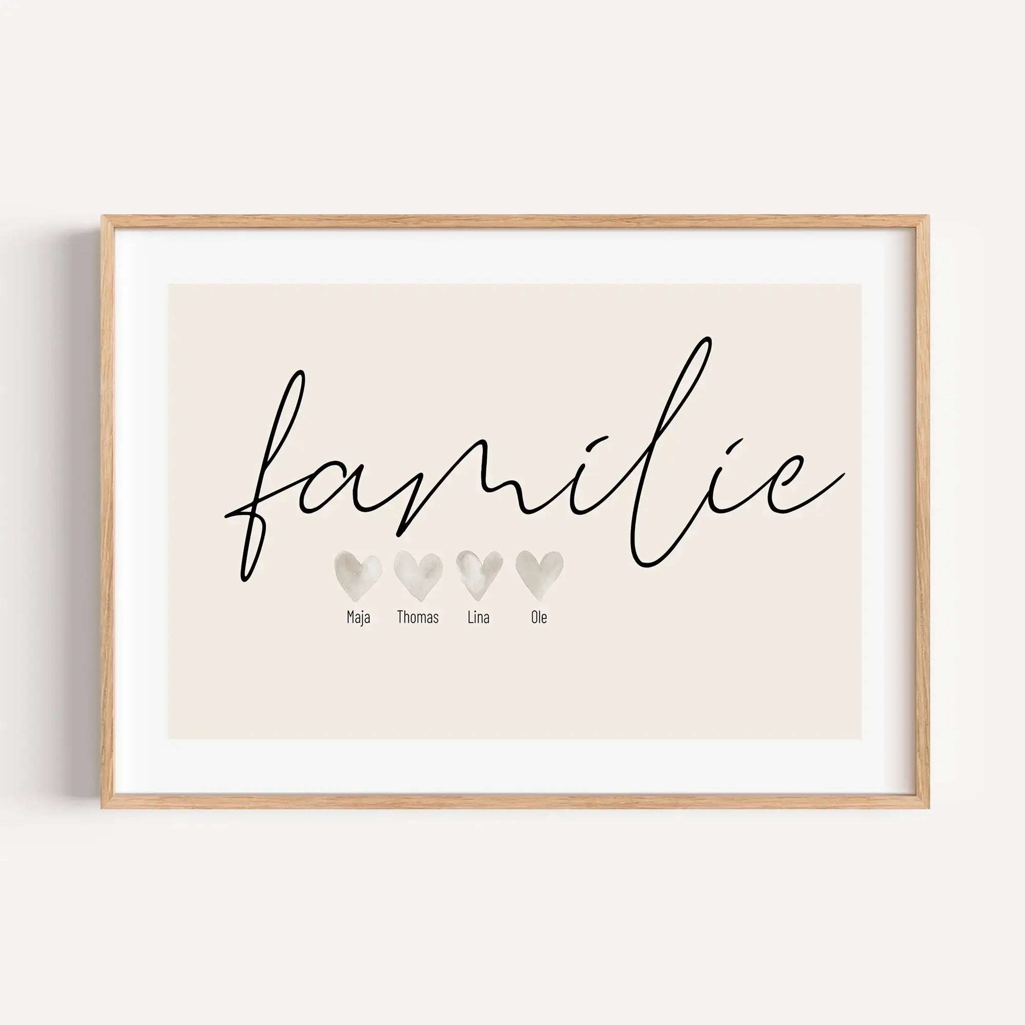 Familienposter Family Herz-famprints-Personalisiertes Poster-Auf dem Familienposter 'Family' Herz findest du den handgeschriebenen 'family' Schriftzug. Darunter befinden sich bis zu 6 gemalte Wasserfarben Herzen die auf deine Personalisierung warten. Mit