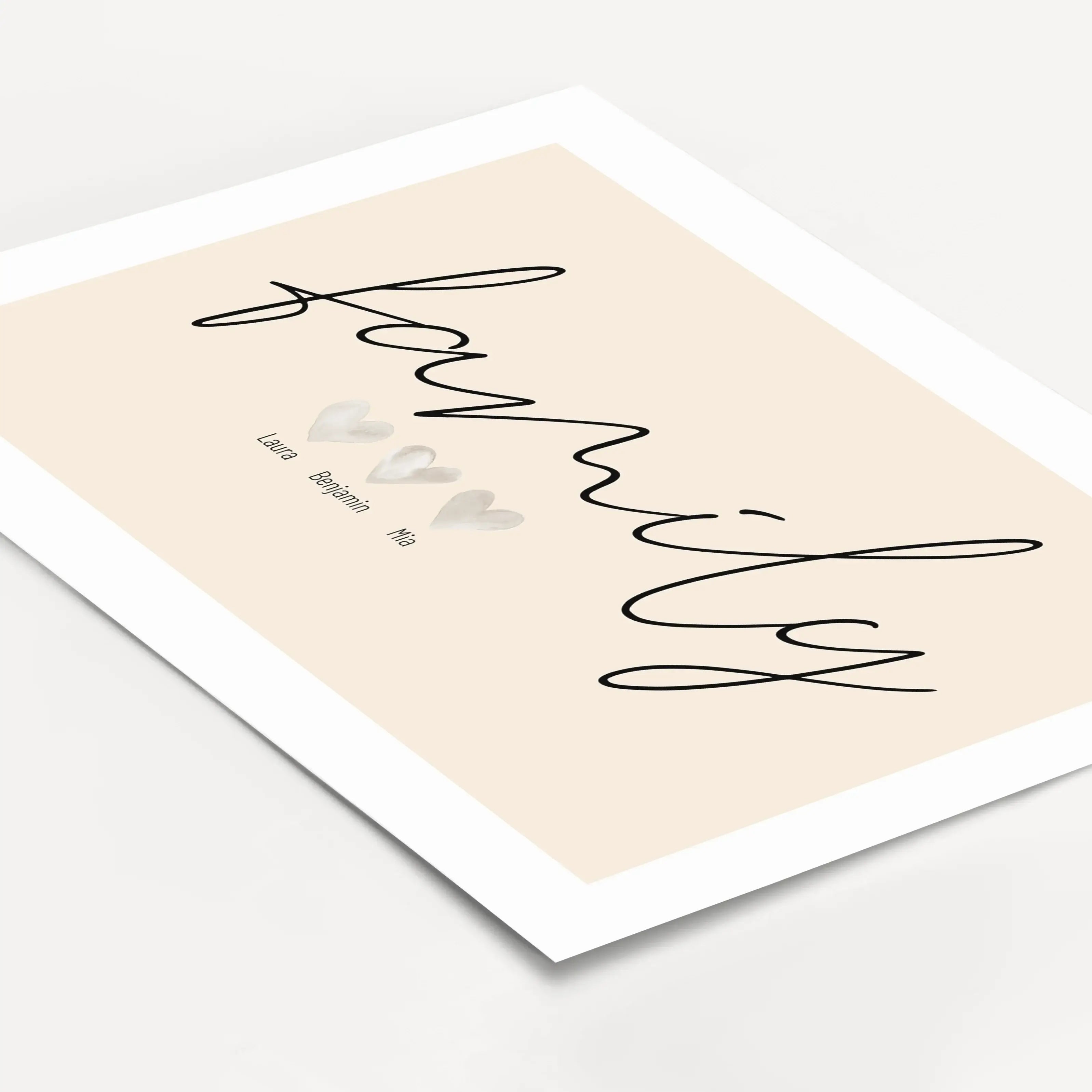 Familienposter Family Herz-Personalisiertes Poster-famprints-Das Familienposter Family Herz ist eine stilvolle Möglichkeit, eure Familie sichtbar zu machen. Im Mittelpunkt steht der handgeschriebene Schriftzug, den du wahlweise als family oder familie ges