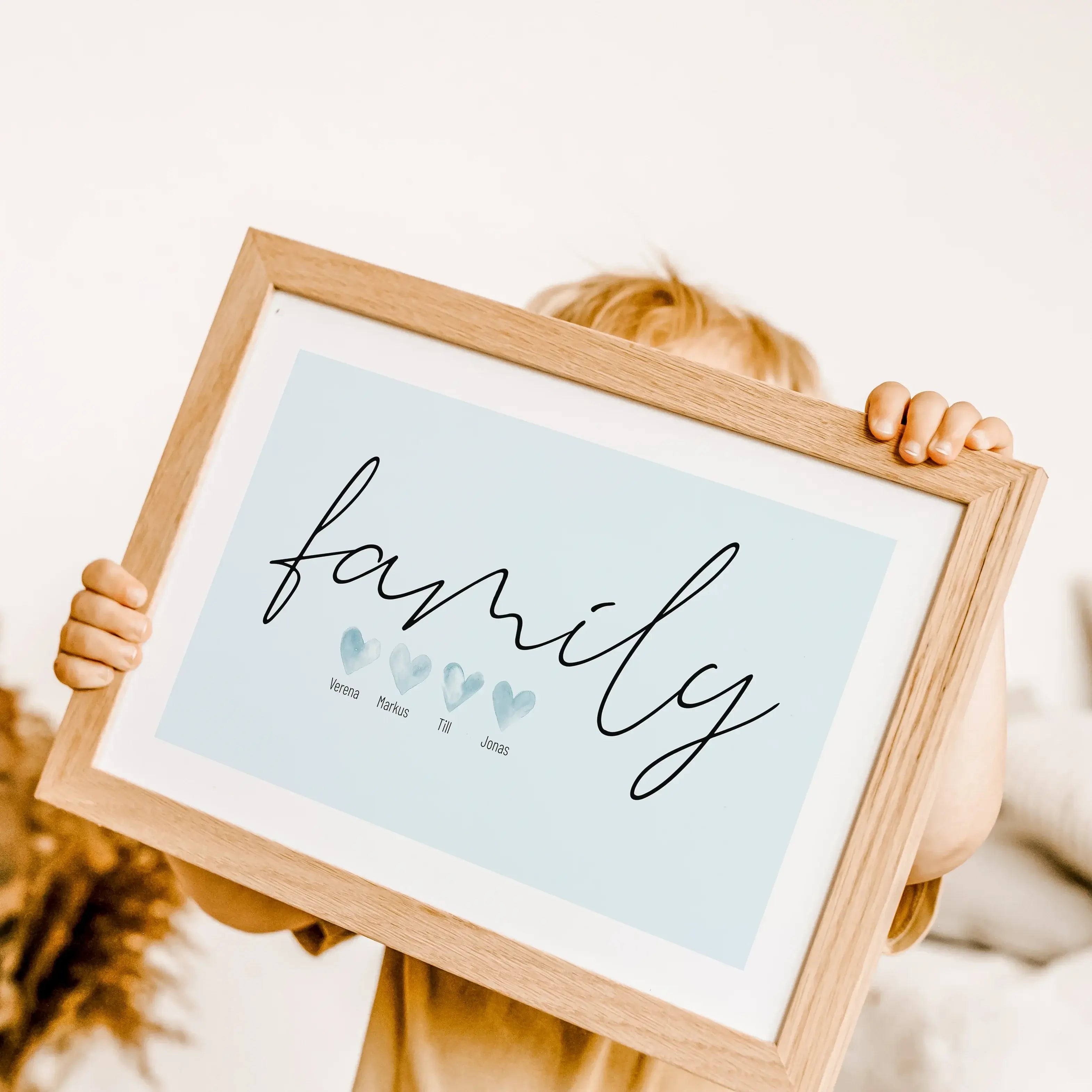 Familienposter Family Herz-famprints-Personalisiertes Poster-Auf dem Familienposter 'Family' Herz findest du den handgeschriebenen 'family' Schriftzug. Darunter befinden sich bis zu 6 gemalte Wasserfarben Herzen die auf deine Personalisierung warten. Mit