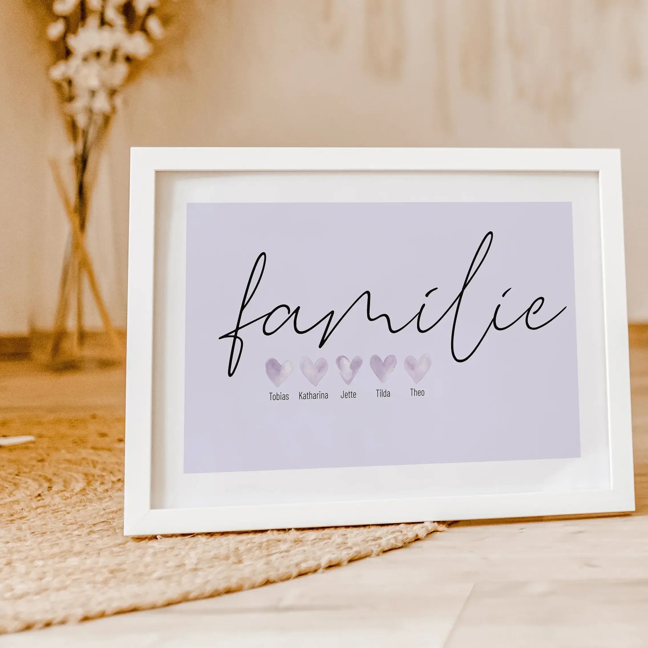 Familienposter Family Herz-famprints-Personalisiertes Poster-Auf dem Familienposter 'Family' Herz findest du den handgeschriebenen 'family' Schriftzug. Darunter befinden sich bis zu 6 gemalte Wasserfarben Herzen die auf deine Personalisierung warten. Mit