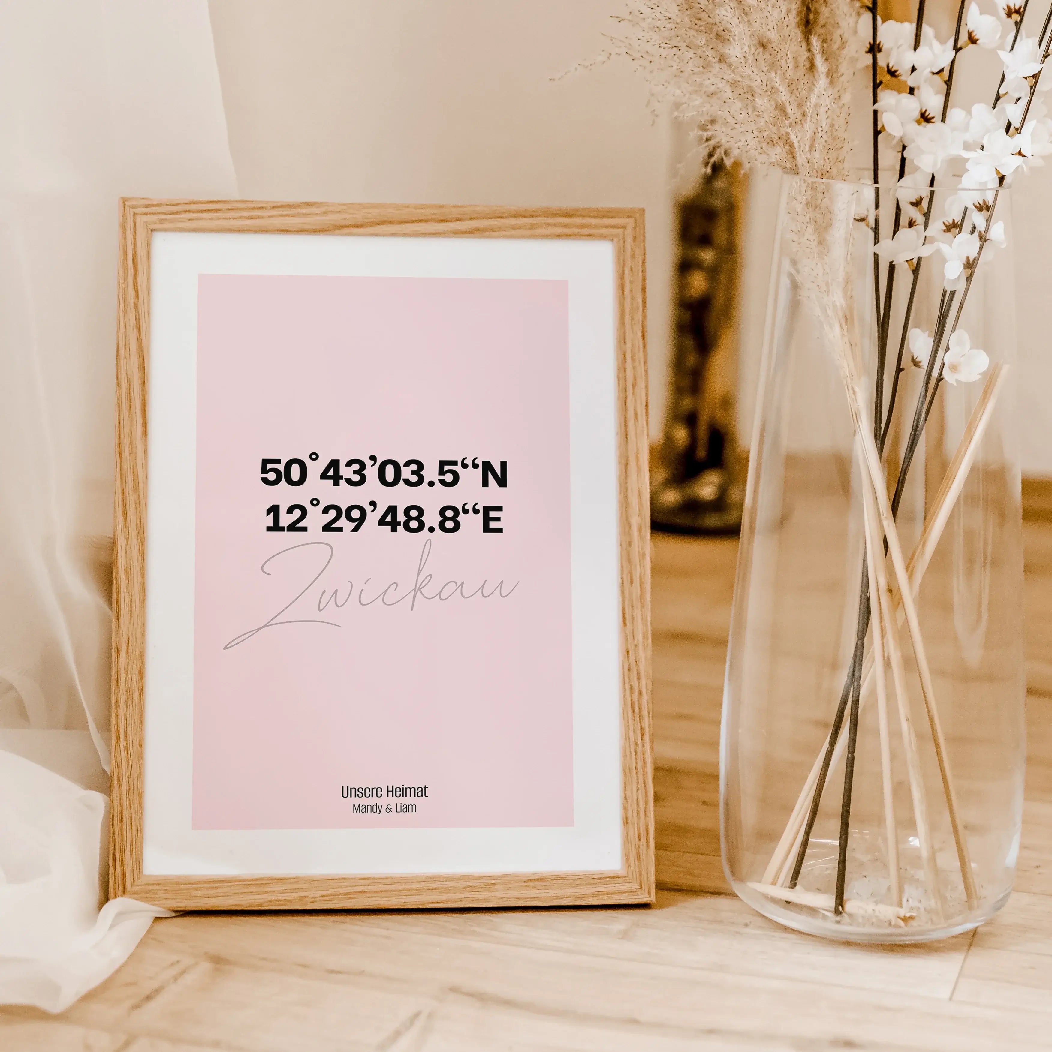 Stadtposter Koordinaten-famprints-Personalisiertes Poster-Kennst du das auch? Du kommst von einem herrlichen Urlaub zurück und möchtest am liebsten wieder zurück? Oder suchst nach dem perfekten Hochzeitsgeschenk für deine beste Freundin, die im schönen Ve