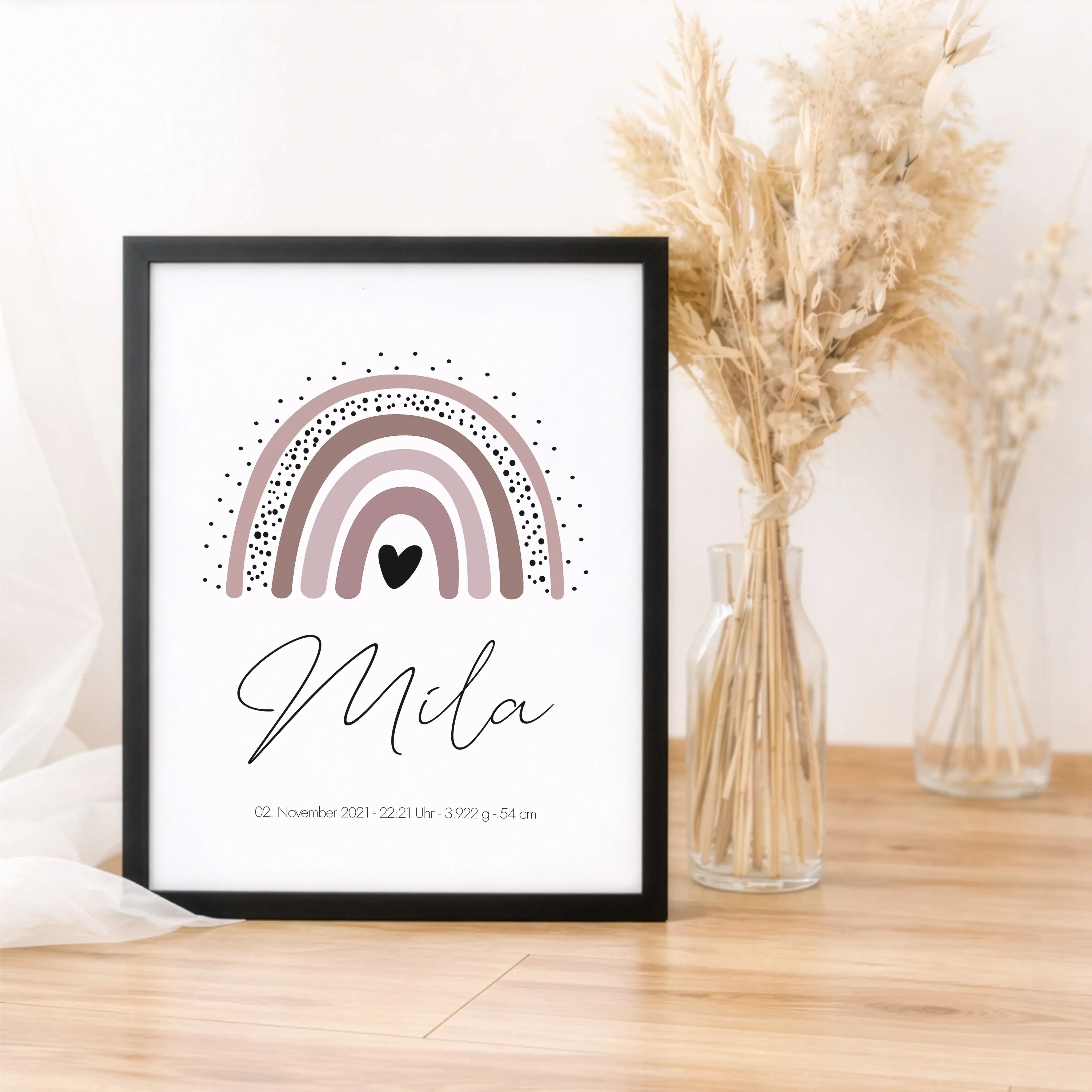 Regenbogen Poster-Personalisiertes Poster-famprints-Das Regenbogen Poster ist eine liebevolle Wanddekoration für das Kinderzimmer und verbindet modernes Design mit persönlicher Bedeutung. Durch die sanften Farben und die klare Regenbogen-Illustration wirk