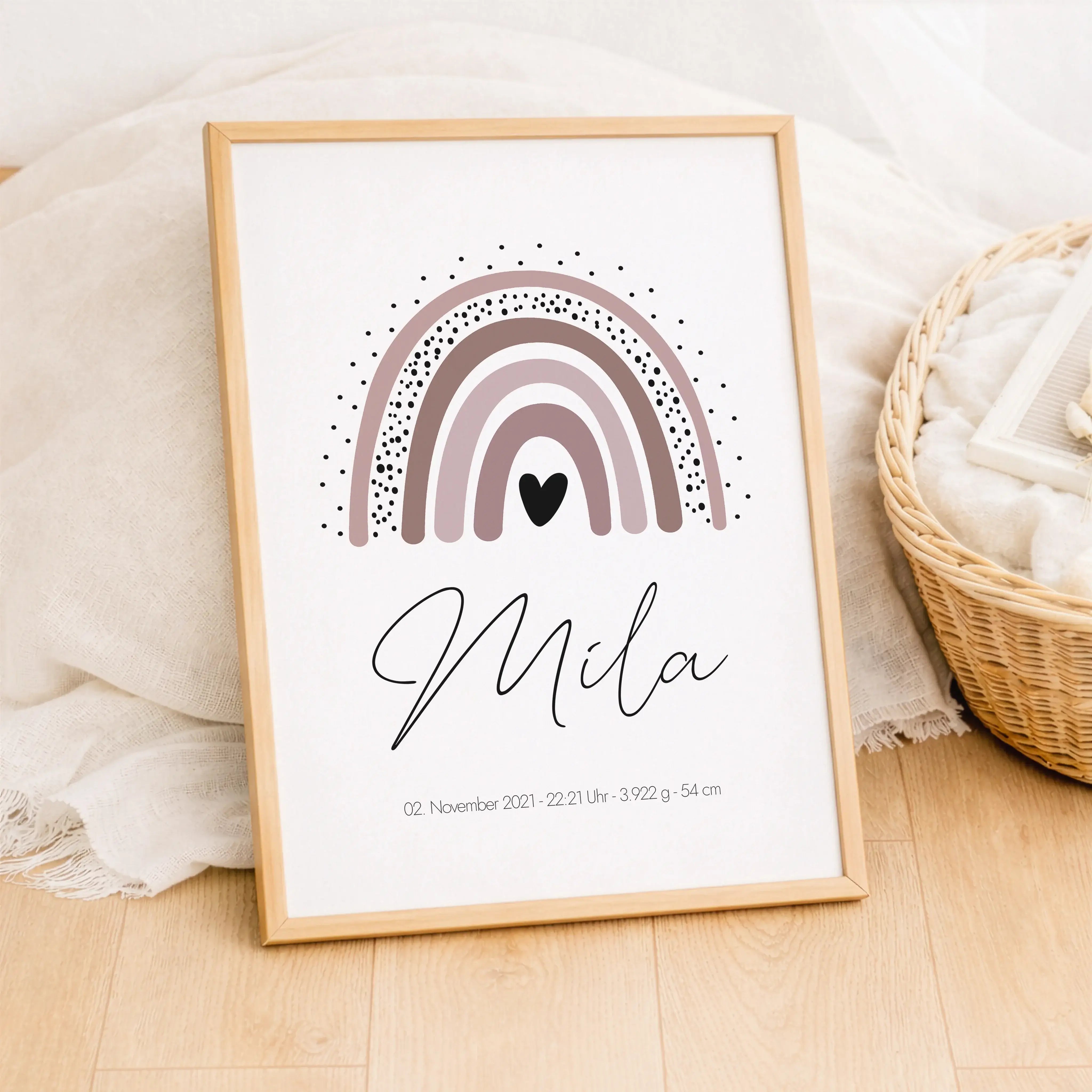 Regenbogen Poster-Personalisiertes Poster-famprints-Das Regenbogen Poster ist eine liebevolle Wanddekoration für das Kinderzimmer und verbindet modernes Design mit persönlicher Bedeutung. Durch die sanften Farben und die klare Regenbogen-Illustration wirk