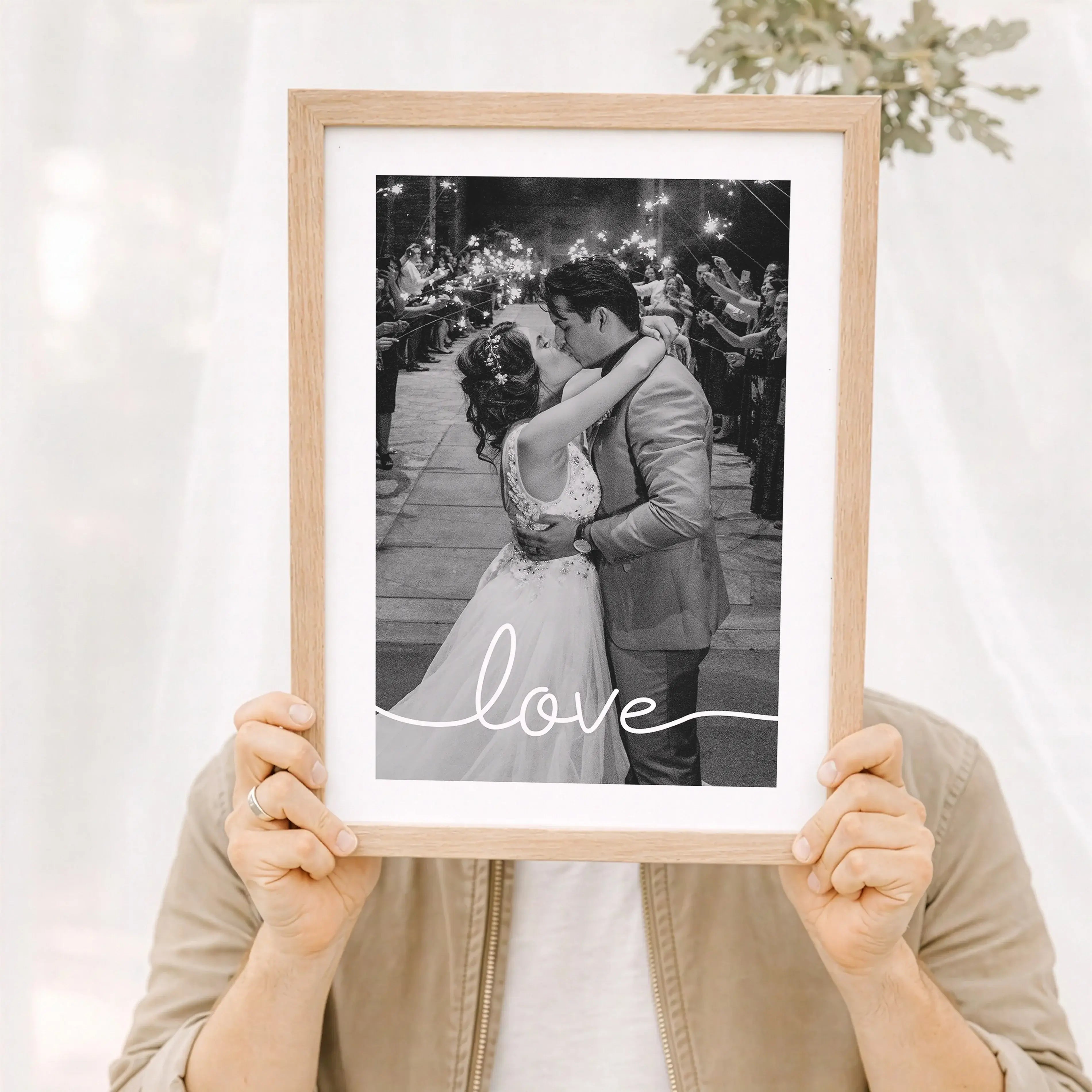 Hochzeitsposter love-Personalisiertes Poster-famprints-Das Hochzeitsposter love von famprints ist eine persönliche Geschenkidee für Paare, die ihre Liebe sichtbar machen möchten. Dein eigenes Foto steht im Mittelpunkt und wird durch den klaren Schriftzug