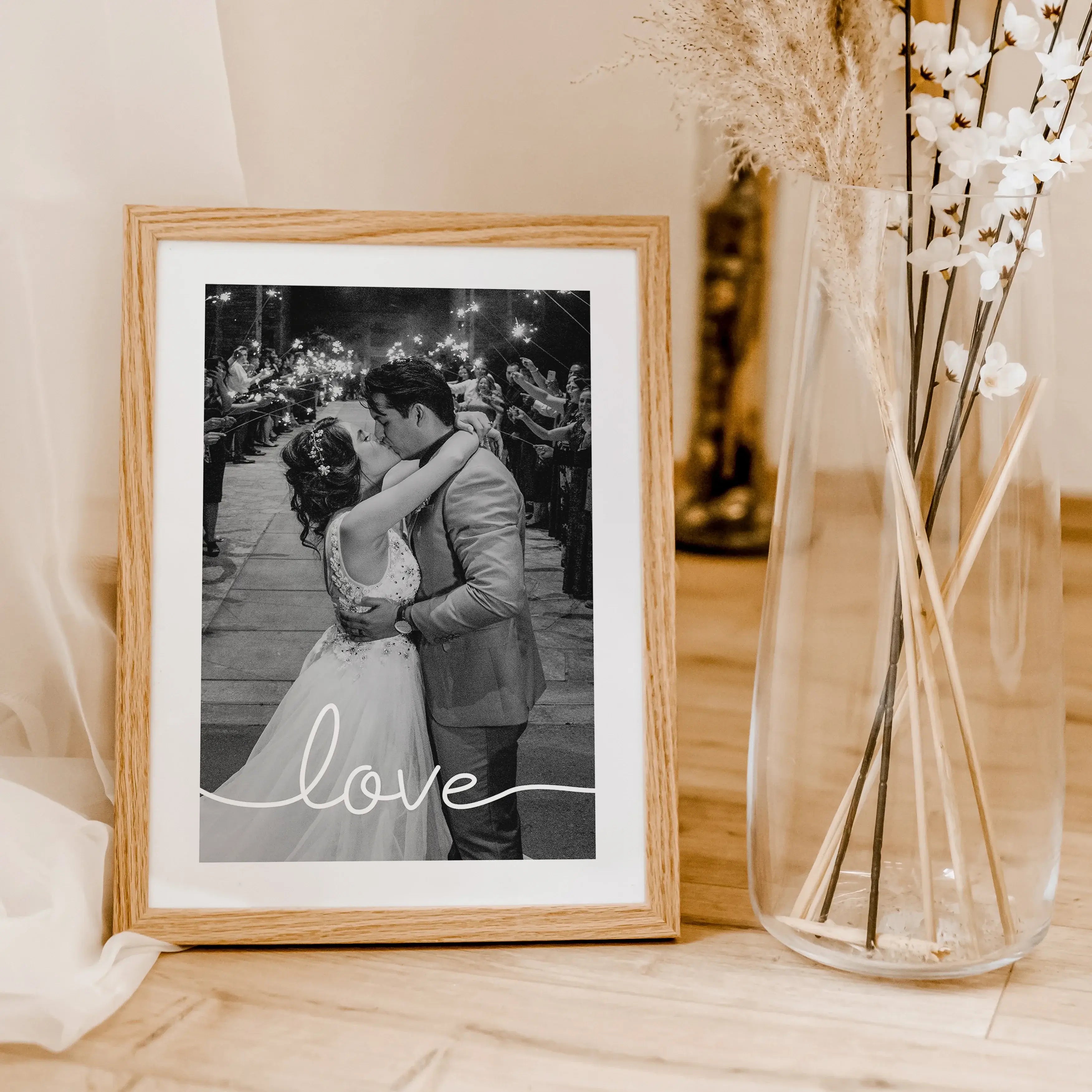 Hochzeitsposter love-famprints-Personalisiertes Poster-Auf dem Hochzeitsposter 'love' findest du den Schriftzug 'love' über deinem persönlichen Foto. Sende uns hierzu einfach dein Foto und wähle ob die Farbdarstellung in Farbe oder Schwarz-Weiß sein soll.