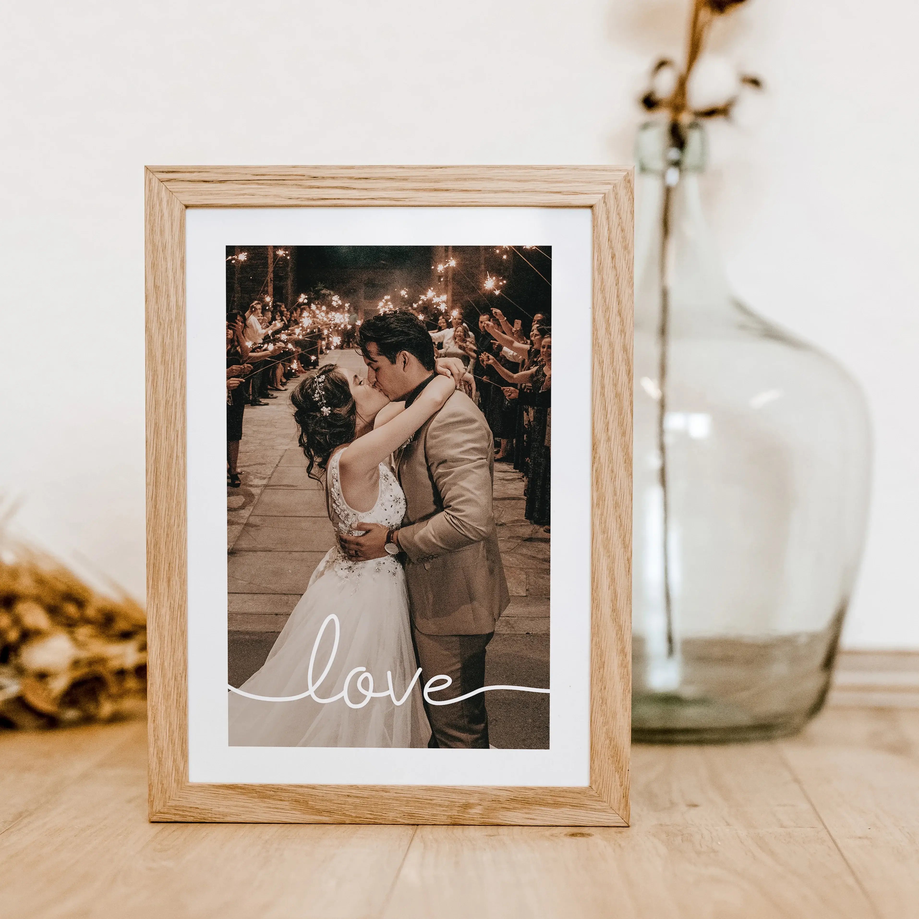 Hochzeitsposter love-famprints-Personalisiertes Poster-Auf dem Hochzeitsposter 'love' findest du den Schriftzug 'love' über deinem persönlichen Foto. Sende uns hierzu einfach dein Foto und wähle ob die Farbdarstellung in Farbe oder Schwarz-Weiß sein soll.