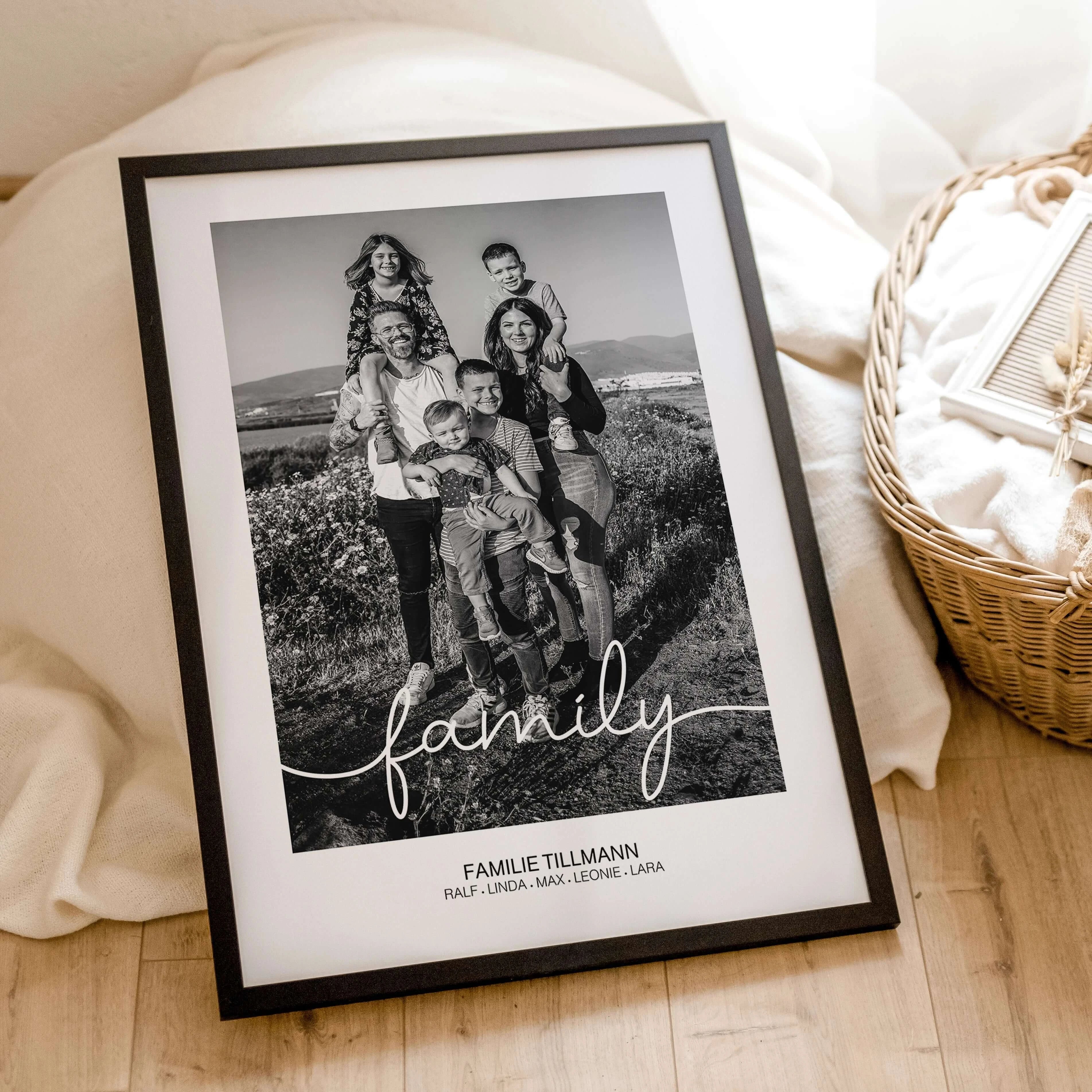 Familienposter mit Foto-famprints-Personalisiertes Poster-Das Familienposter mit Foto kannst du mit deinem persönlichen Foto und deiner Personalisierung individuell nach deinen Wünschen gestalten. Sende uns dein Foto und wähle ob dein Foto in Farbe oder s