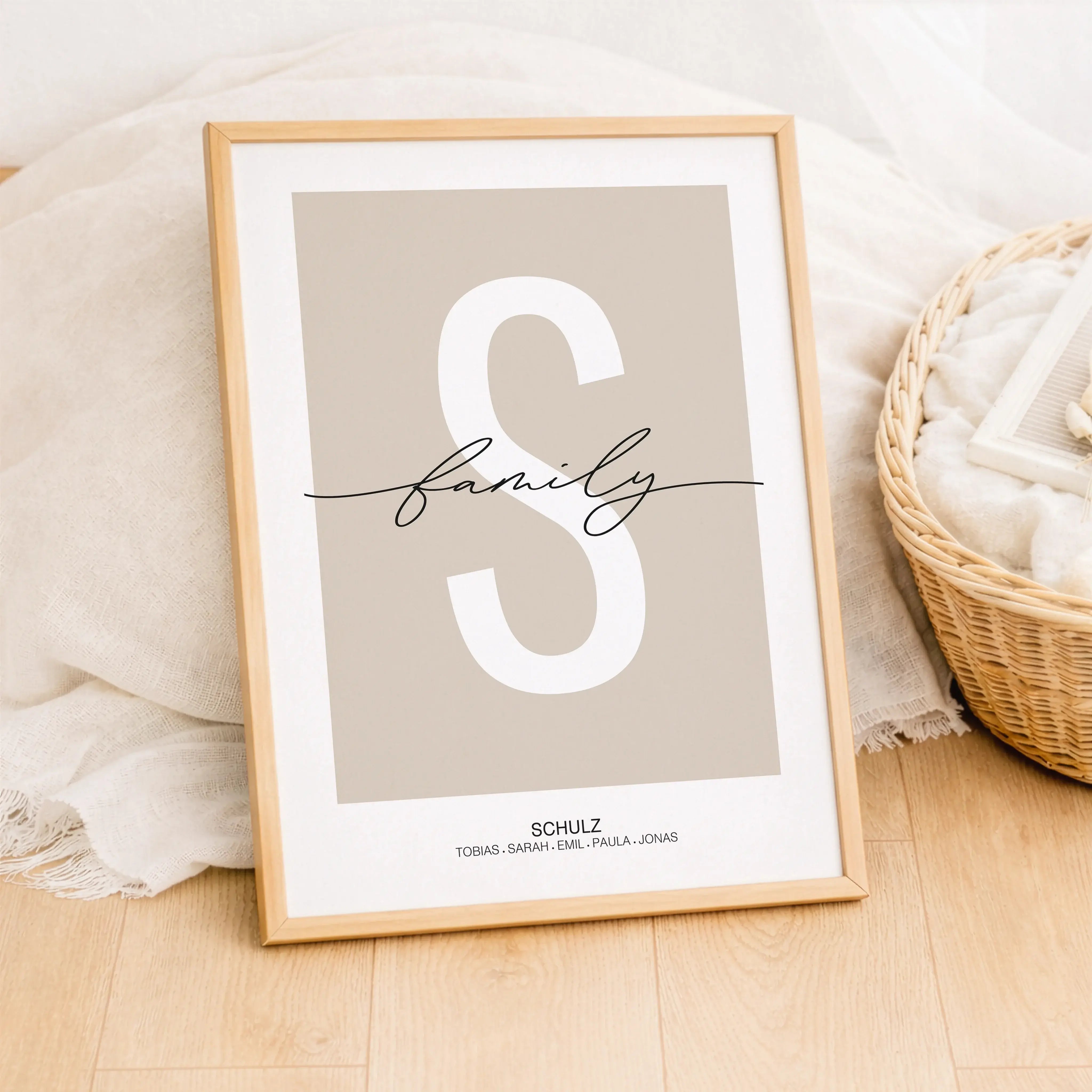 Poster Family Buchstabe-Personalisiertes Poster-famprints-Das Poster Family Buchstabe von famprints verbindet modernes Design mit persönlicher Bedeutung und wird so zu einem stilvollen Blickfang für dein Zuhause oder einem besonderen Geschenk für Menschen