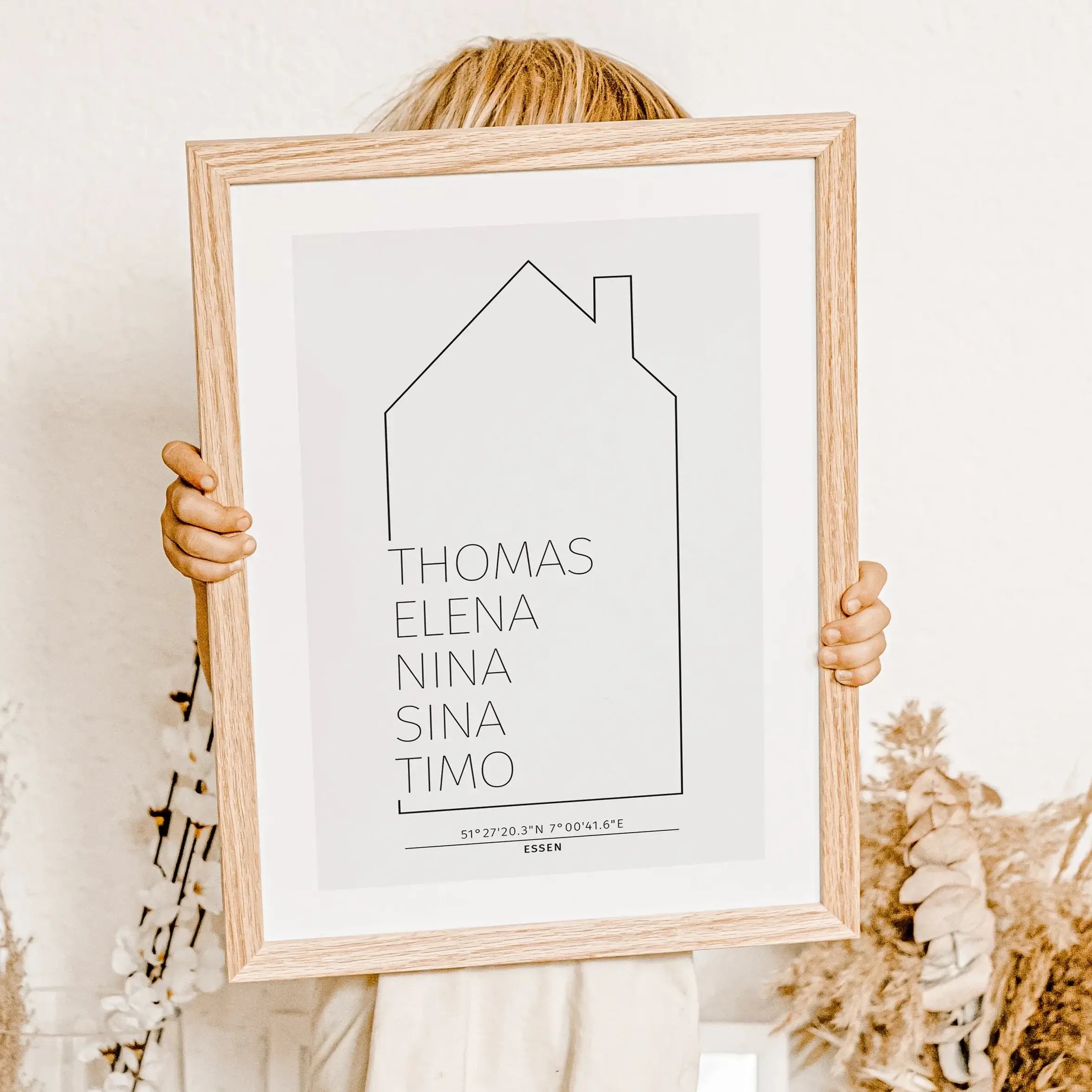 Familienposter Haus Kontur-famprints-Personalisiertes Poster-Auf dem Familienposter mit Namen 'Haus Kontur' findest du ein Haus in Line Art in verschiedenen Farbvarianten und 6 unterschiedlichen Größen. Das Poster kannst du mit deinem Wunschtext personali