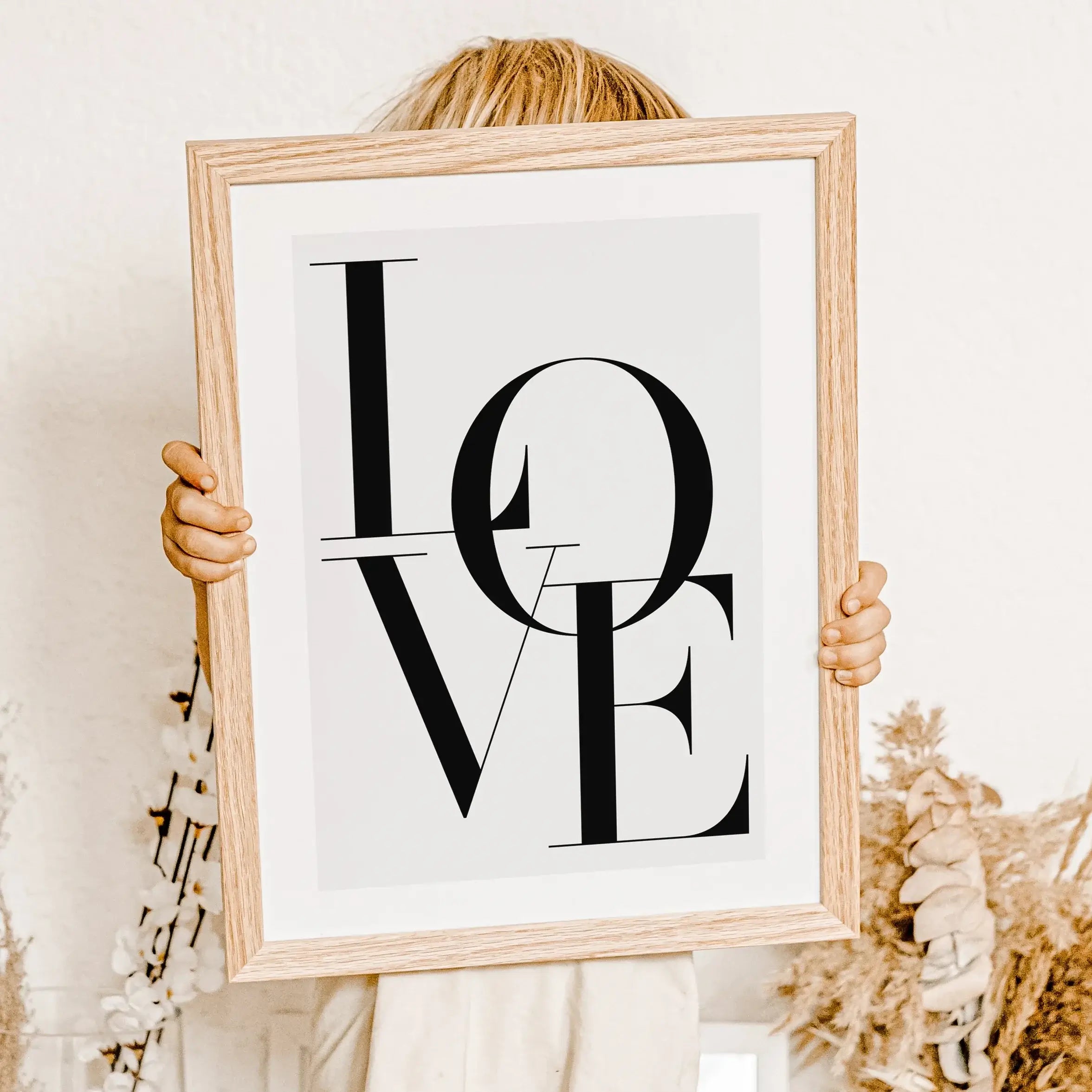 Love Poster-famprints-Poster-Dieses Love Poster ist der perfekte Weg, um deine Wände zu schmücken und gleichzeitig die Botschaft von Liebe und Freundlichkeit zu vermitteln. Das Poster ist in 6 verschiedenen Farben erhältlich und kann in 6 Größen bestellt