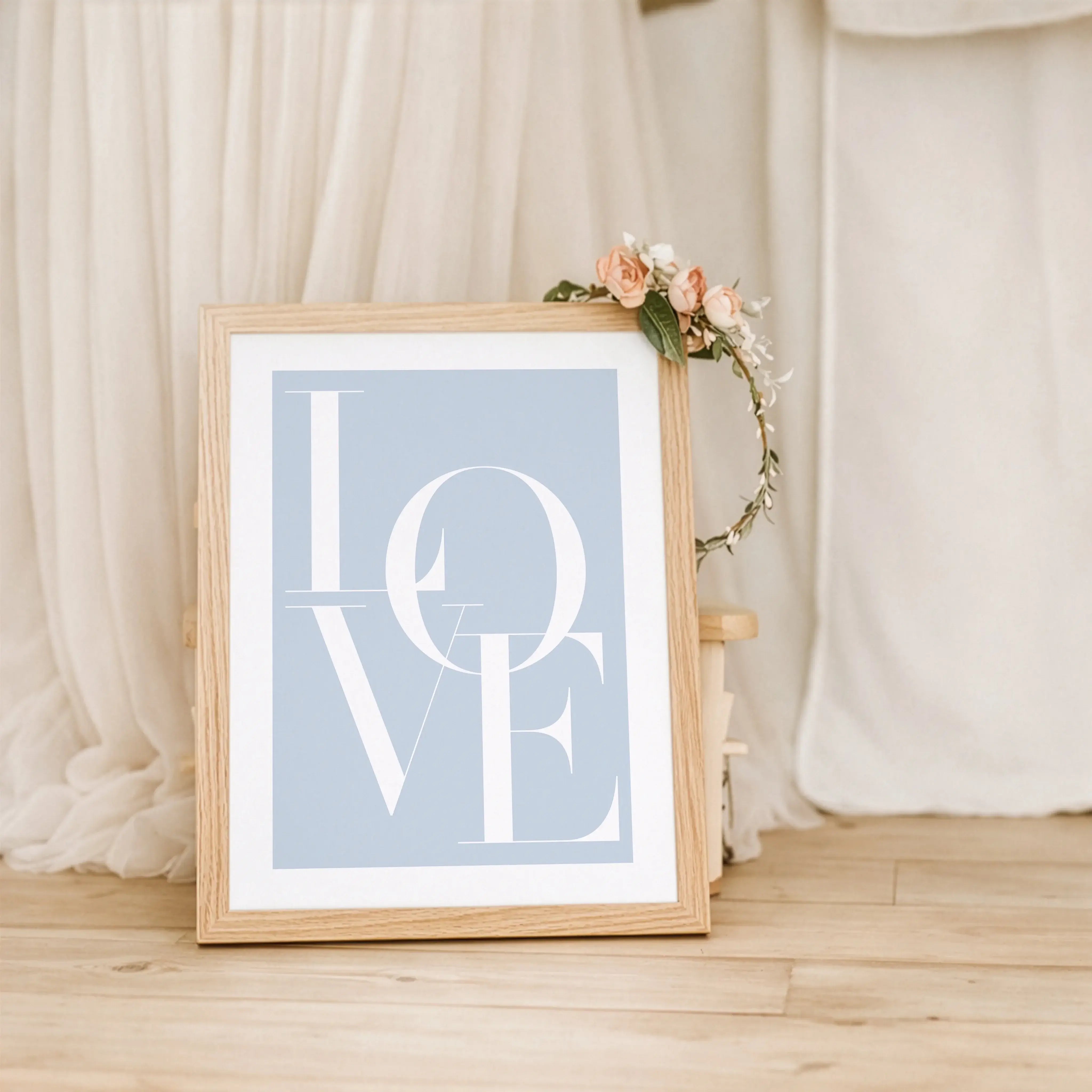 Love Poster-Poster-famprints-Das Love Poster von famprints setzt ein klares Zeichen für Liebe und Verbundenheit. Mit seinem reduzierten typografischen Design bringt es eine ruhige, moderne Aussage an deine Wand. Das Wort Love steht im Mittelpunkt und wirk