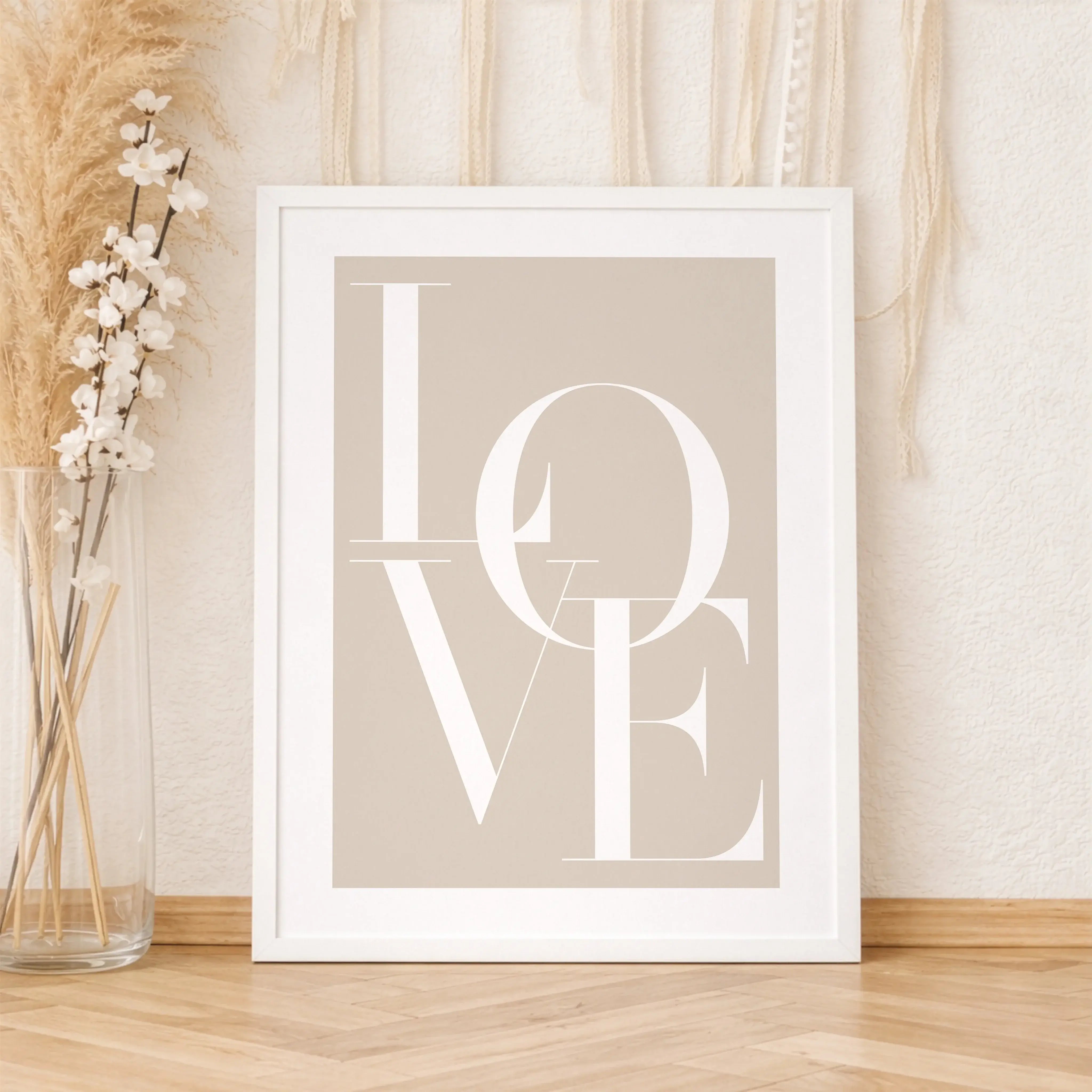 Love Poster-Poster-famprints-Das Love Poster von famprints setzt ein klares Zeichen für Liebe und Verbundenheit. Mit seinem reduzierten typografischen Design bringt es eine ruhige, moderne Aussage an deine Wand. Das Wort Love steht im Mittelpunkt und wirk