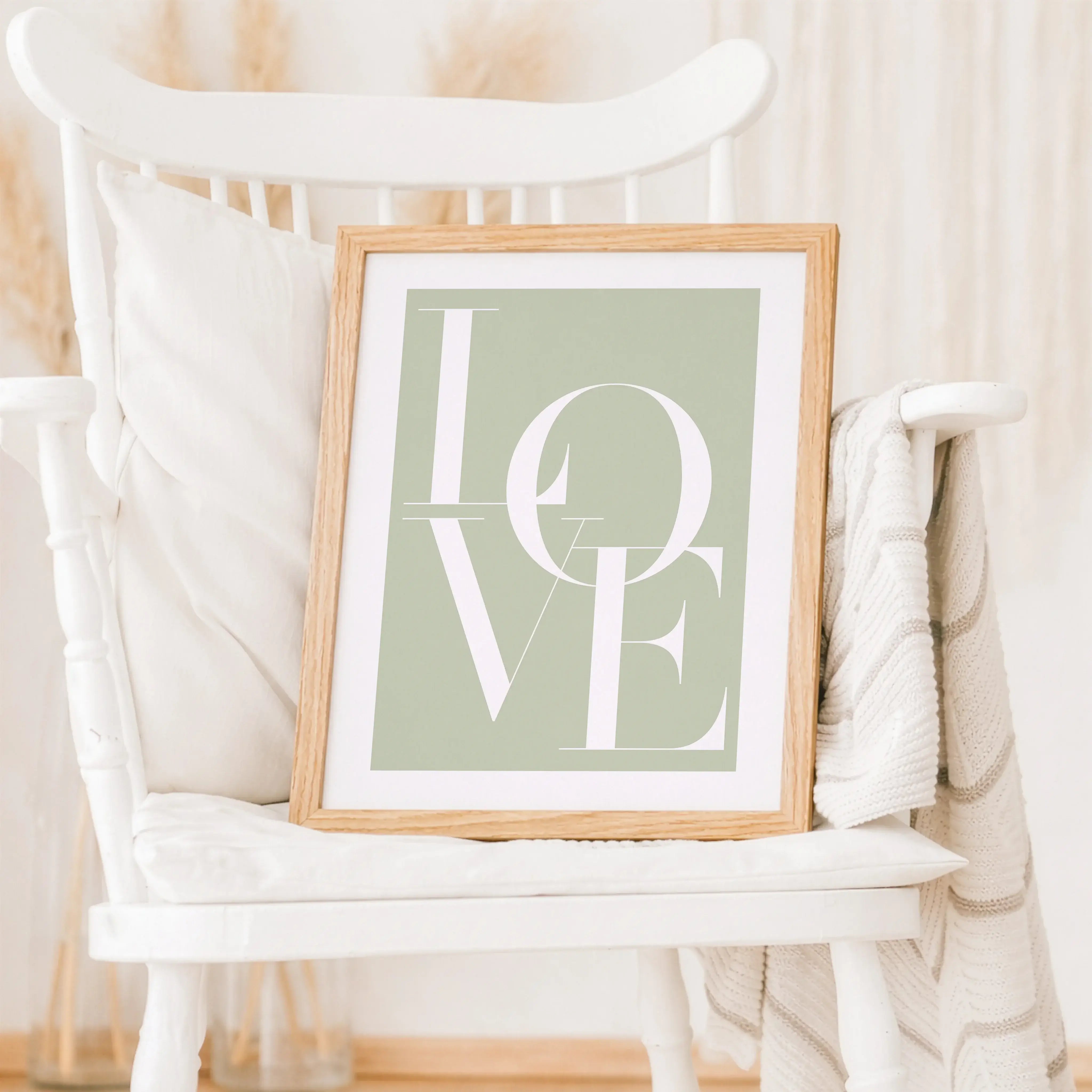 Love Poster-Poster-famprints-Das Love Poster von famprints setzt ein klares Zeichen für Liebe und Verbundenheit. Mit seinem reduzierten typografischen Design bringt es eine ruhige, moderne Aussage an deine Wand. Das Wort Love steht im Mittelpunkt und wirk