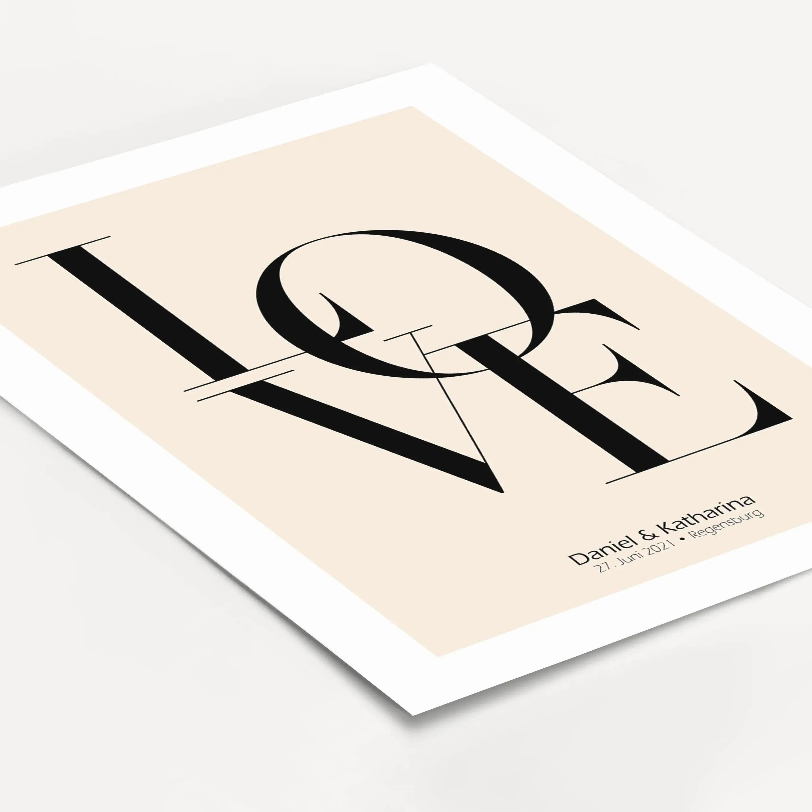 Love Poster mit Namen-Personalisiertes Poster-famprints-Ein Love Poster mit Namen ist mehr als ein schönes Bild, es ist eine persönliche Botschaft für einen besonderen Menschen. Bei famprints gestaltest du dein Poster individuell mit Namen, Datum oder Ort
