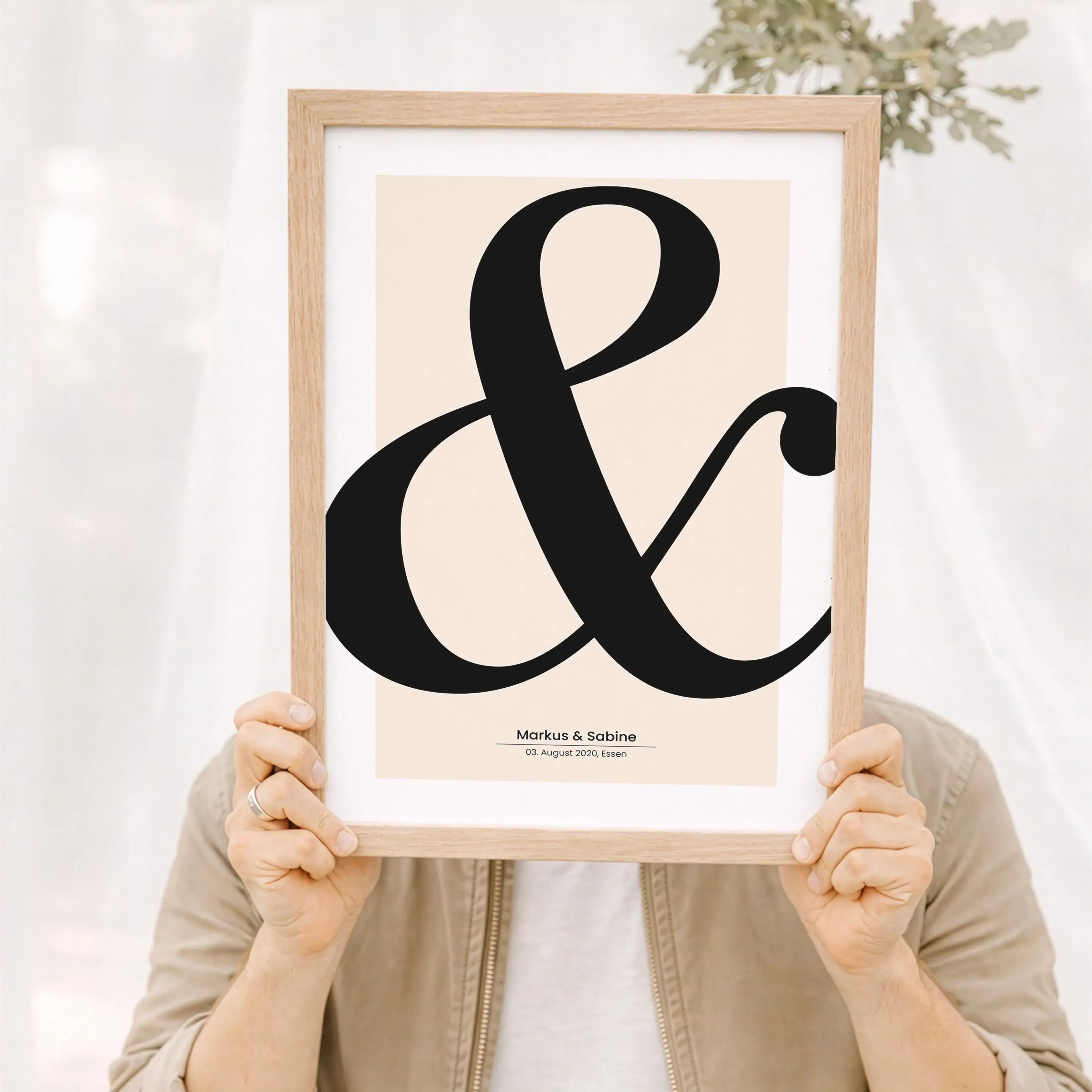 Hochzeitsposter '&'-Personalisiertes Poster-famprints-Das Hochzeitsposter '&' steht für das, was euch verbindet. Zwei Namen, ein Datum und ein gemeinsamer Weg. Das schlichte Und-Zeichen rückt eure Beziehung in den Mittelpunkt und macht aus einem Moment ei