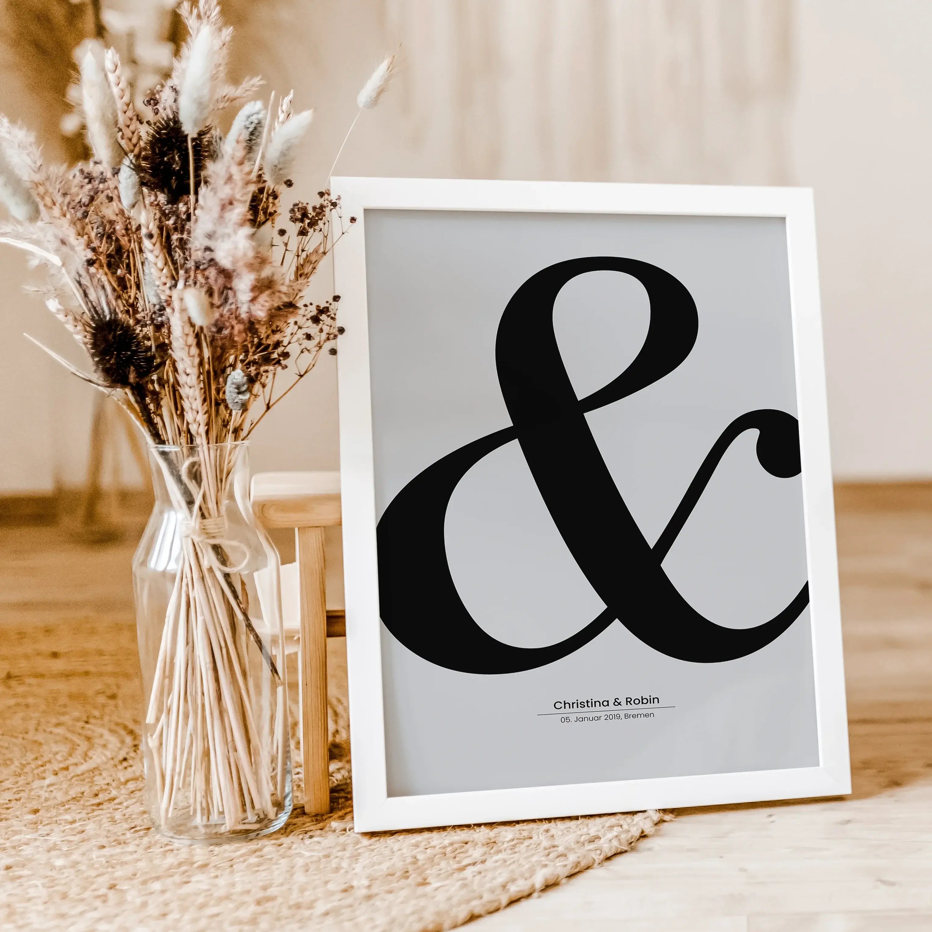Hochzeitsposter '&'-famprints-Personalisiertes Poster-Das Hochzeitsposter '&' ist das perfekte Wandbild, um euren besonderen Tag in Erinnerung zu behalten. Du kannst das Poster mit euren Namen, dem Hochzeitsdatum oder Kennenlerndatum und anderen wichtigen
